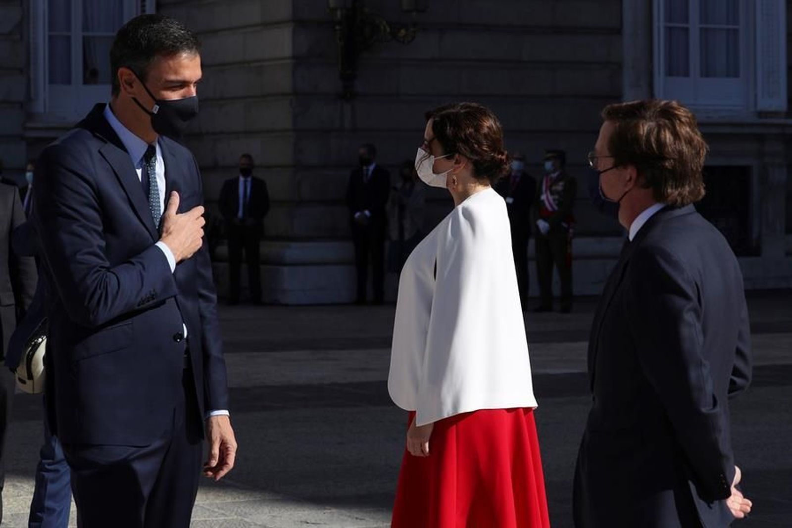Sánchez - Ayuso, guardando las formas y las distancias