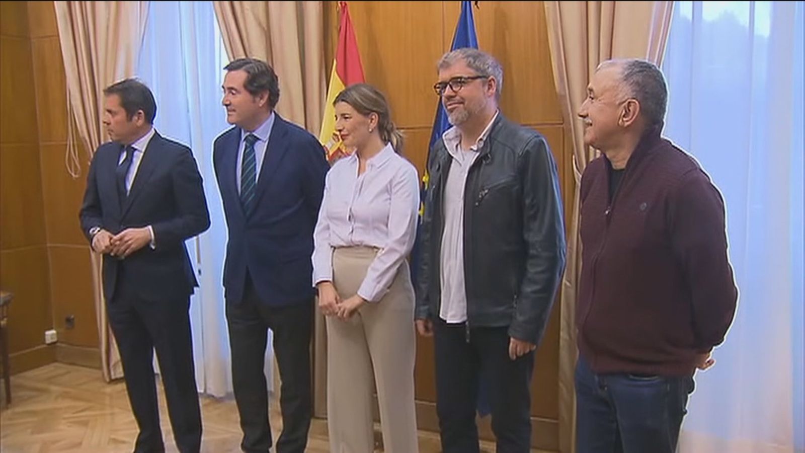 Yolanda Díaz con los representantes de los empresarios y los sindicatos