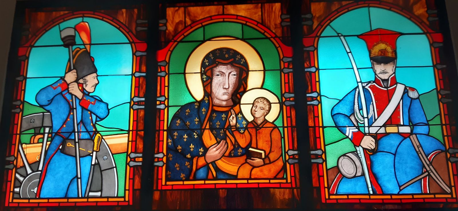 Vidrieras de la Ermita de Nuestra Señora de la Soledad en el Puerto de Somosierra