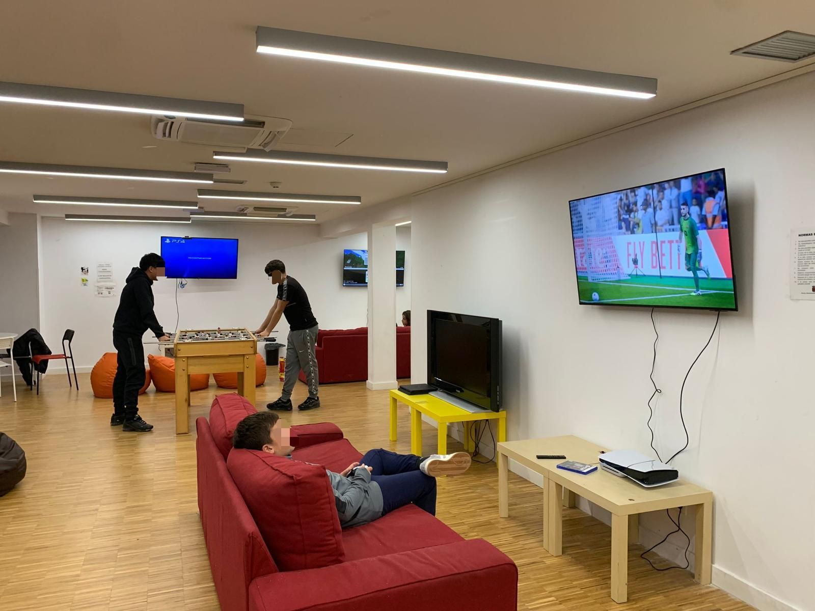 Jóvenes en el remodelado Espacio Joven de Perales de Tajuña