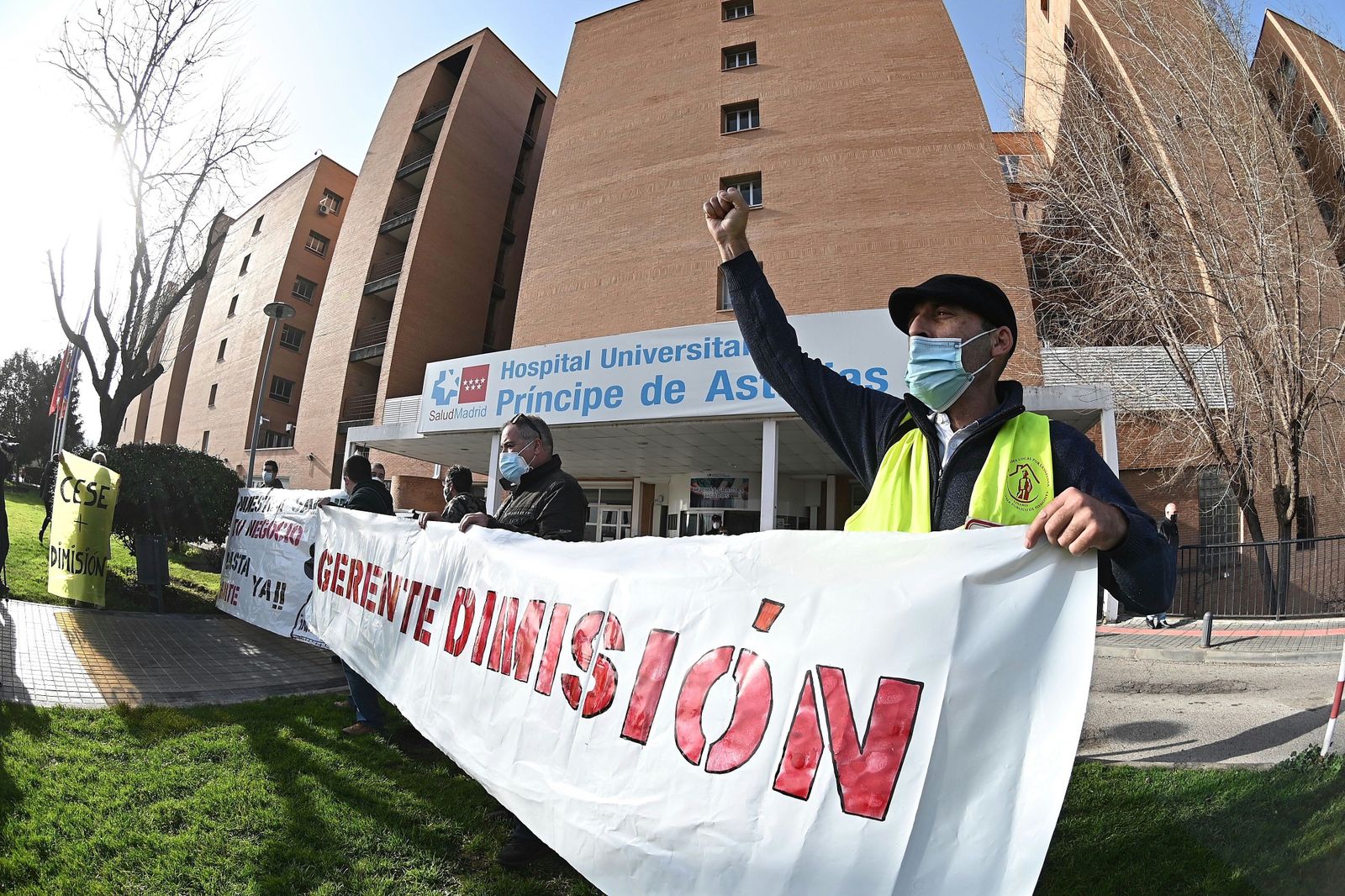 Colectivos sanitarios exigen en una protesta el cese de la gerente del hospital de Alcalá