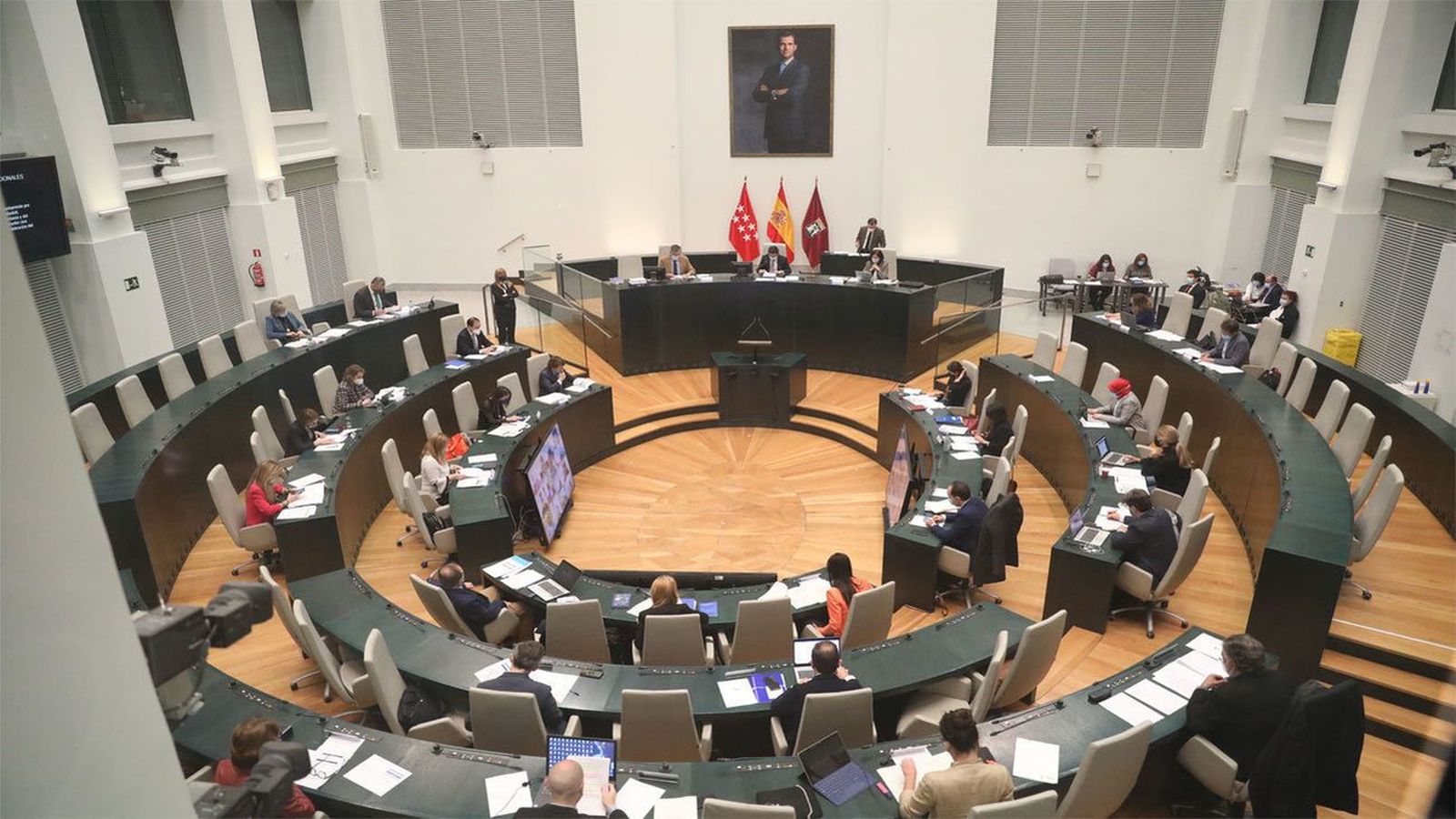 La oposición critica que Vox sea el socio preferente de Almeida y pide que se siente a negociar