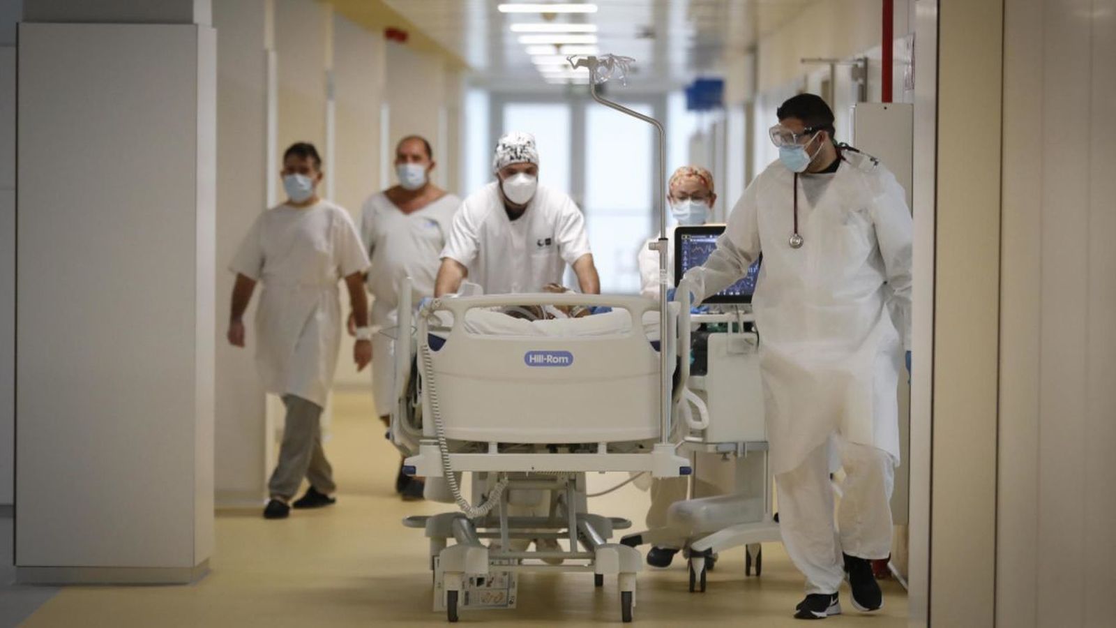 Traslado de un paciente en el Hospital Zendal