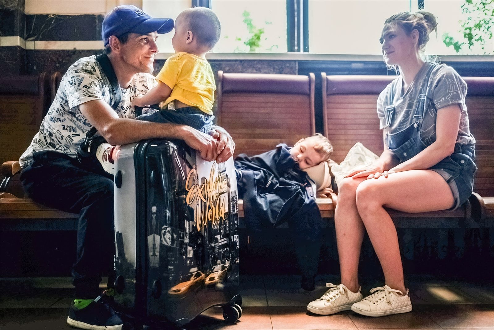 Una familia busca refugio en la estación de tren de Lviv, Donbass, Ucrania