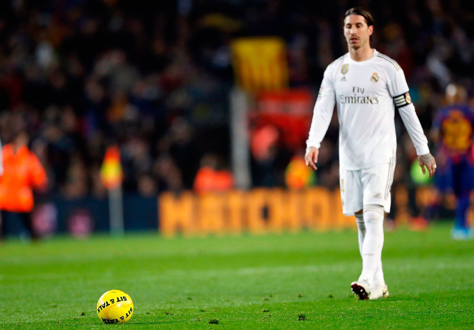 Ramos camina por el césped del Camp Nou con el Clásico parado por el lanzamiento de objetos