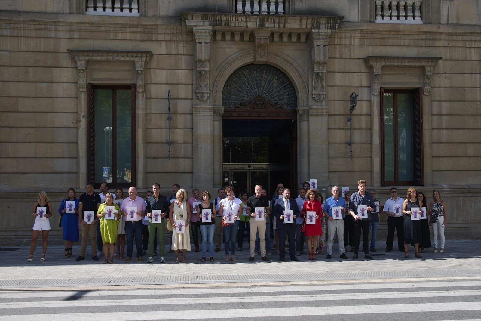El Parlamento de Navarra se concentra en contra de la violencia de género tras los últimos asesinatos machistas.