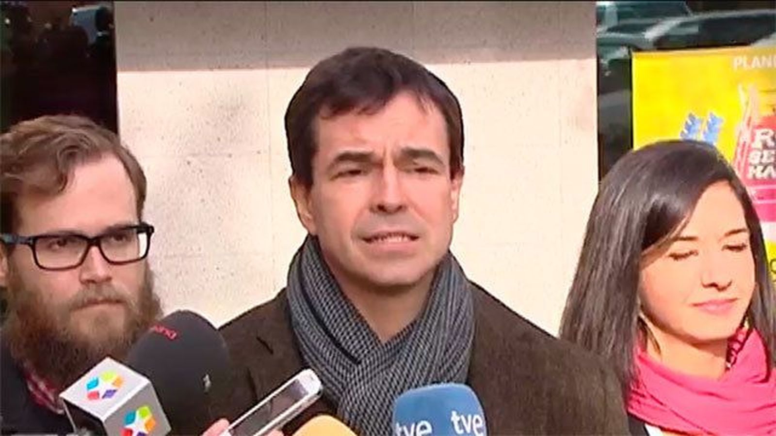 Herzog hace el "tour" de la corrupción con una primera parada en sede del PP