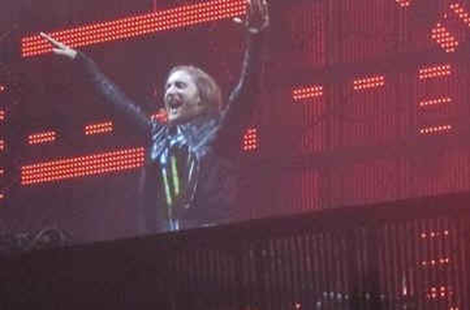 David Guetta hace rugir a Valencia con dos horas de retraso