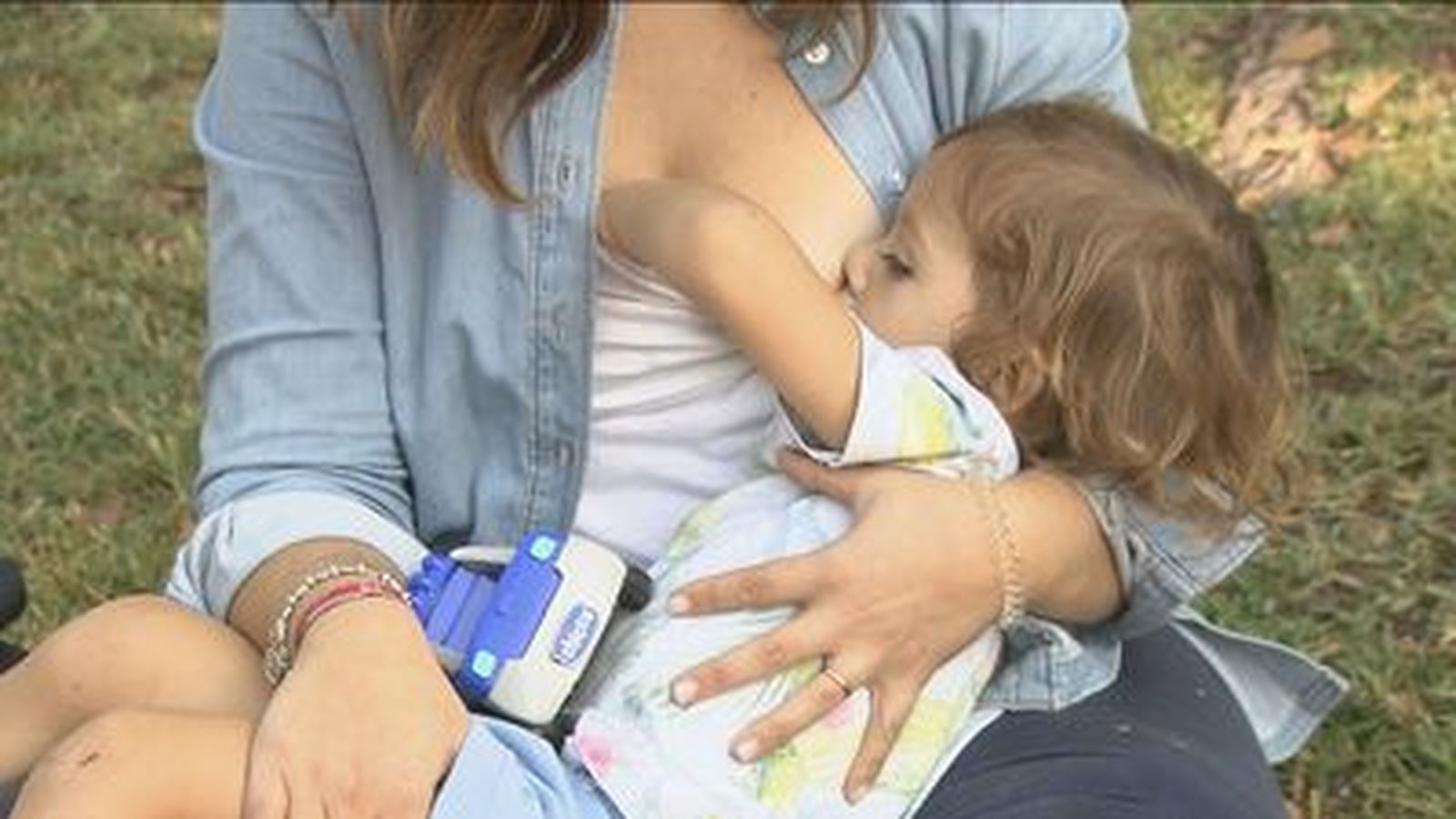 Una madre amamanta a su hijo