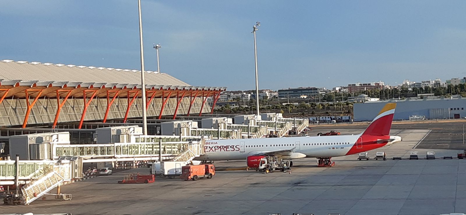 Regreso de las vacaciones de Semana Santa en Barajas