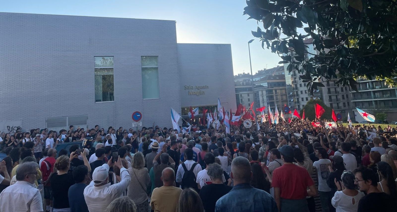 Centenares de personas impiden un acto de Vox en Santiago de Compostela