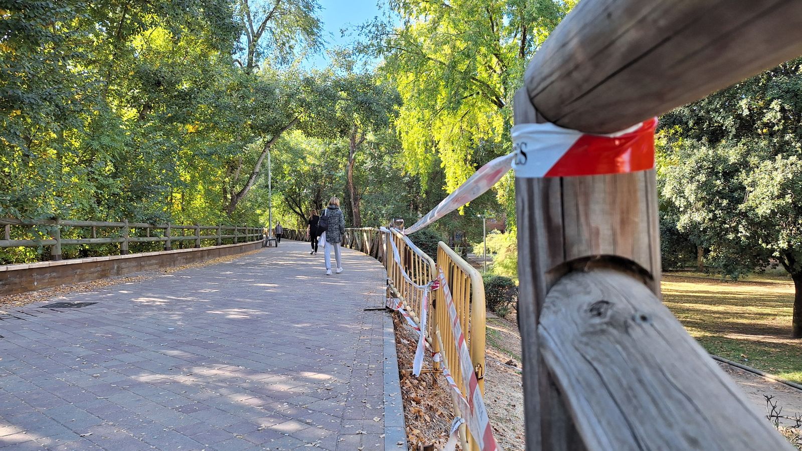 Estado del vallado junto al río Henares en el barrio de Nueva Alcalá, en Alcalá de Henares