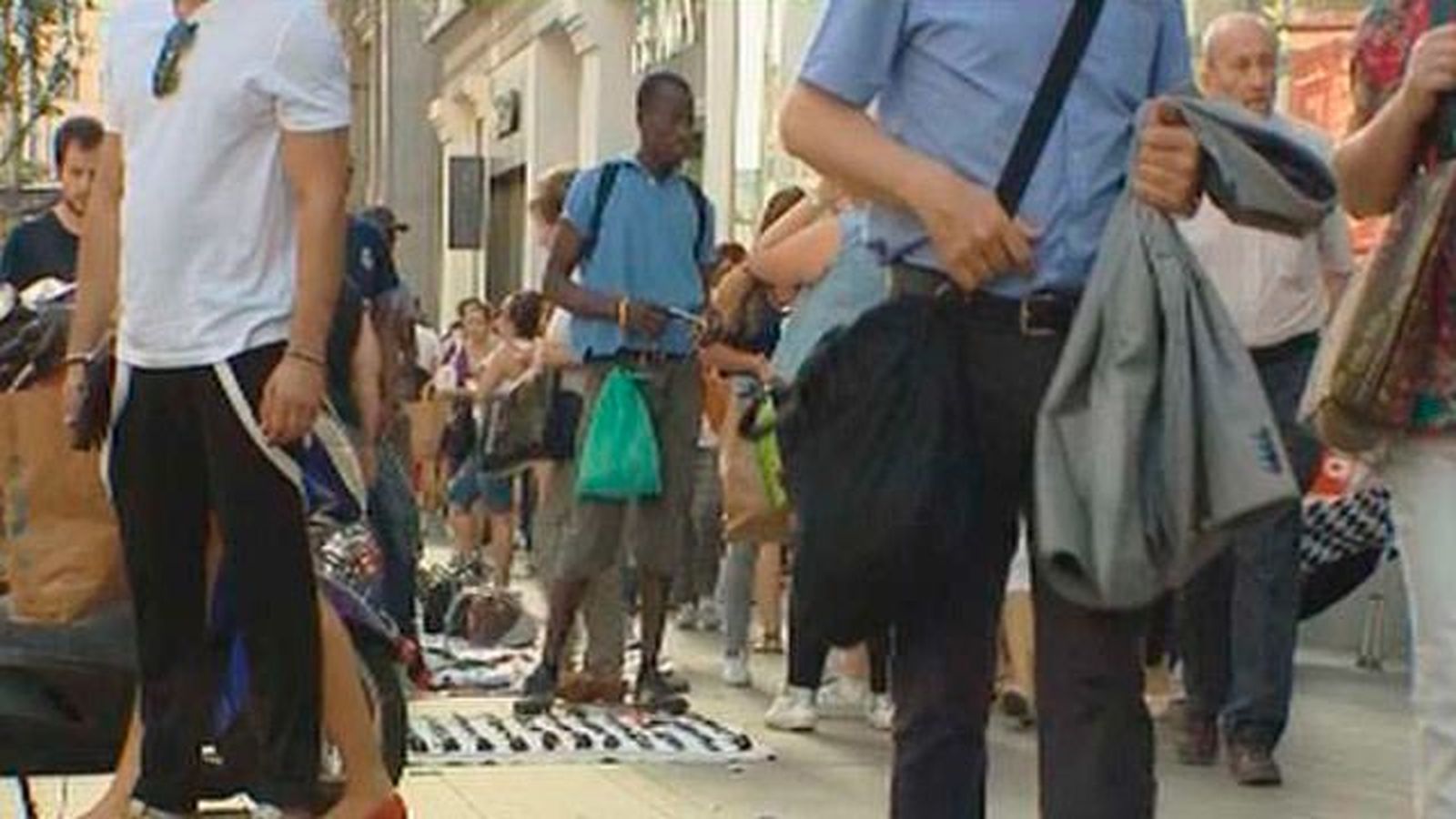 Madrid quiere dar un carné de ciudadanía a los manteros