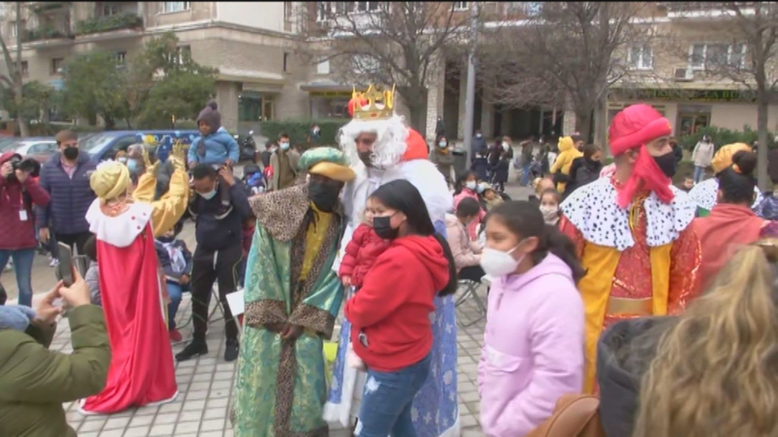 Los Reyes Magos pasan por la Fundación Madrina para entregar regalos a 400 niños de familias vulnerables