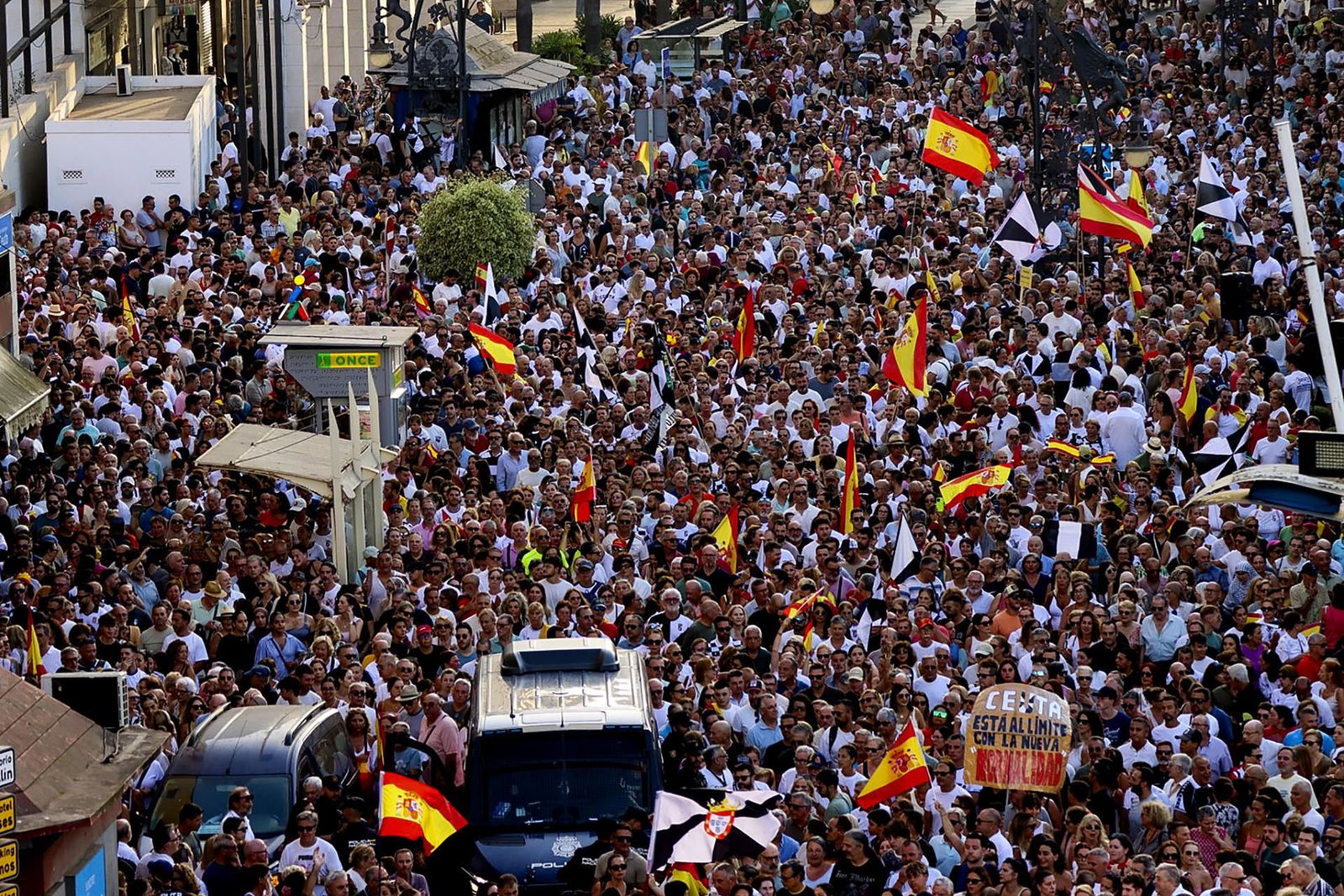 Miles de personas se manifiestan en Ceuta bajo el lema 'Basta ya, Ceuta no se rinde'
