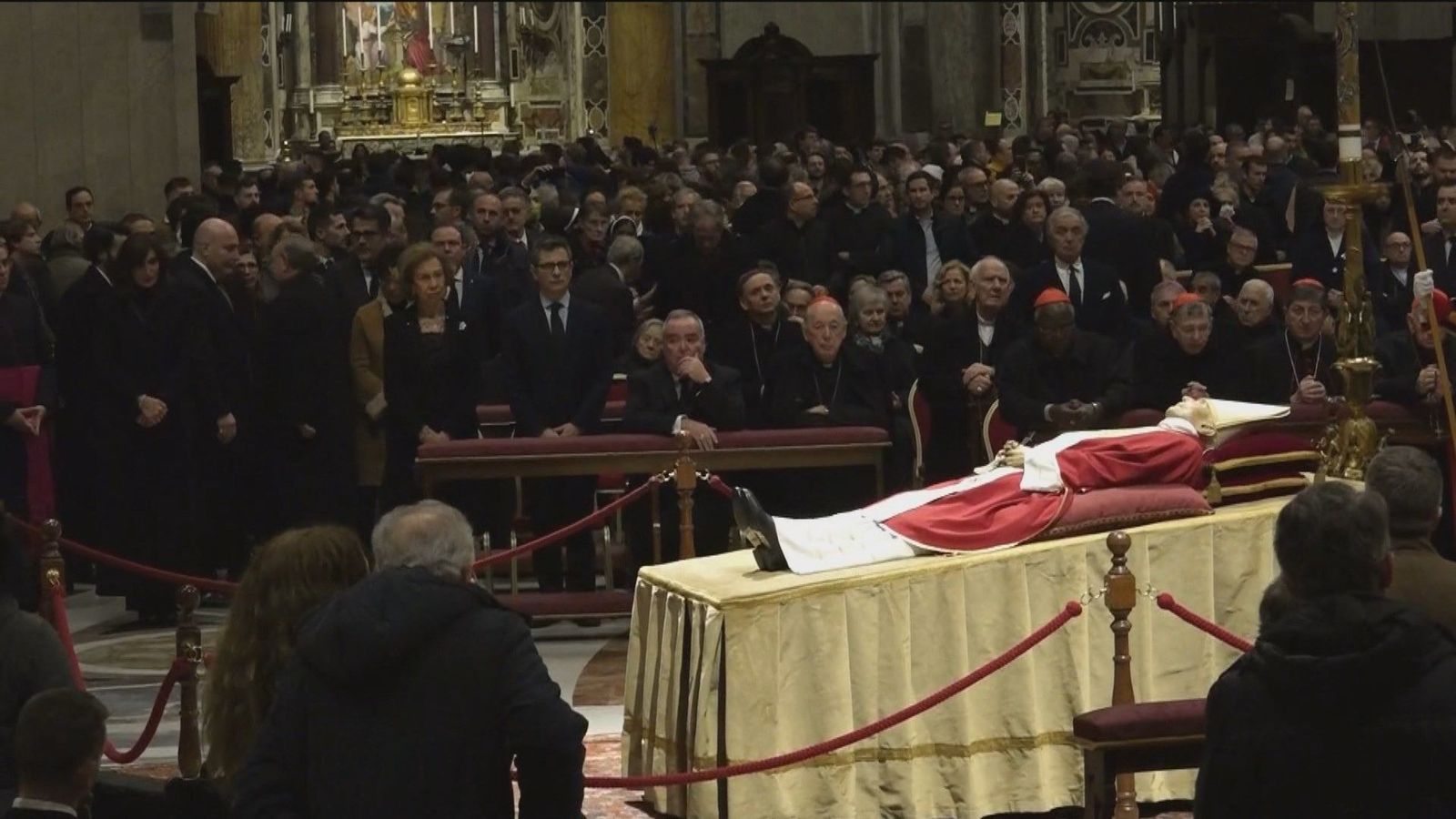 Doña Sofía y el ministro Bolaños visitan la capilla ardiente de Benedicto XVI