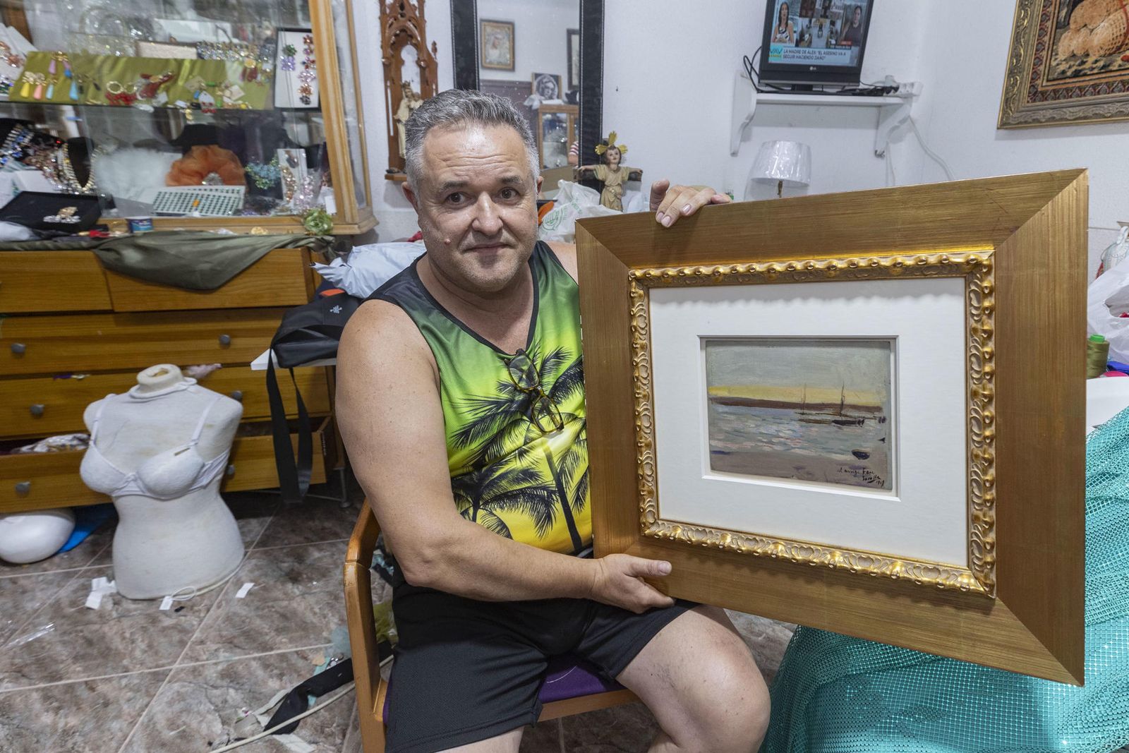 Andrés Hurtado, un vecino de Murcia, muestra el cuadro del pintor valenciano Joaquín Sorolla que encontró en la calle