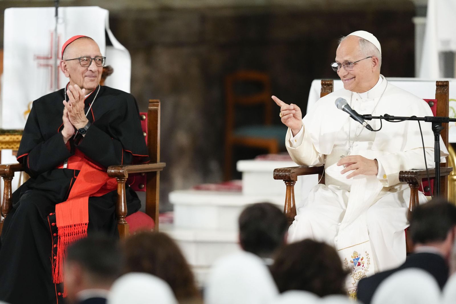 El papa León XIV y el cardenal Juan José Omella, arzobispo de Barcelona, durante su encuentro con las realidades de Caridad y Asistencia Diocesanas en la Iglesia de Sant Agustí