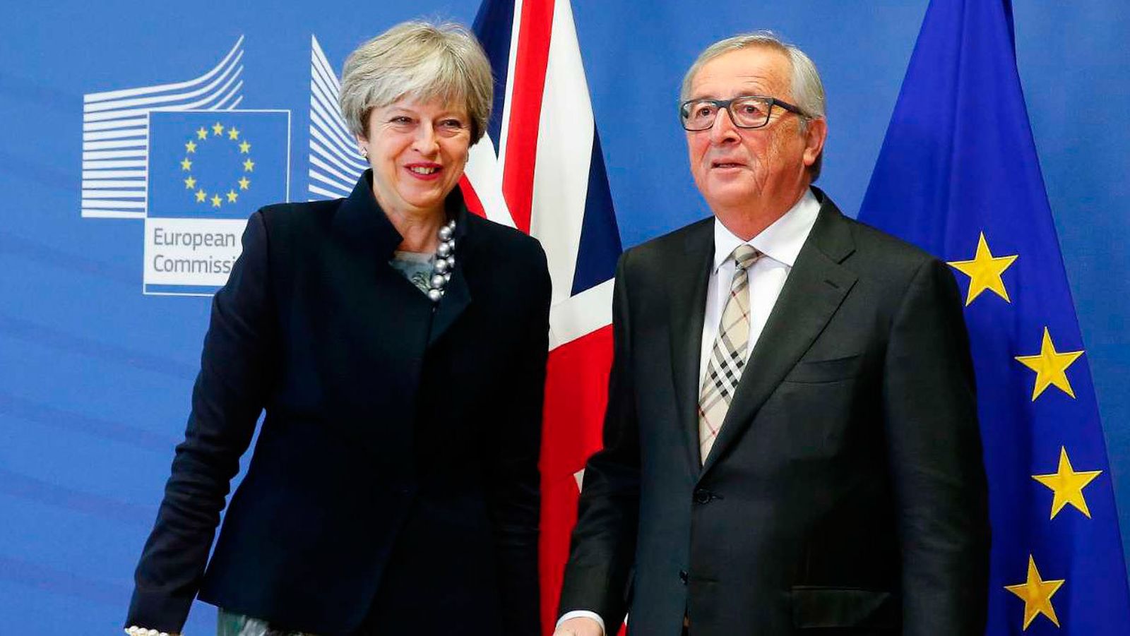 El presidente de la Comisión Europea, Jean-Claude Juncker, recibe a la primera ministra británica, Theresa May