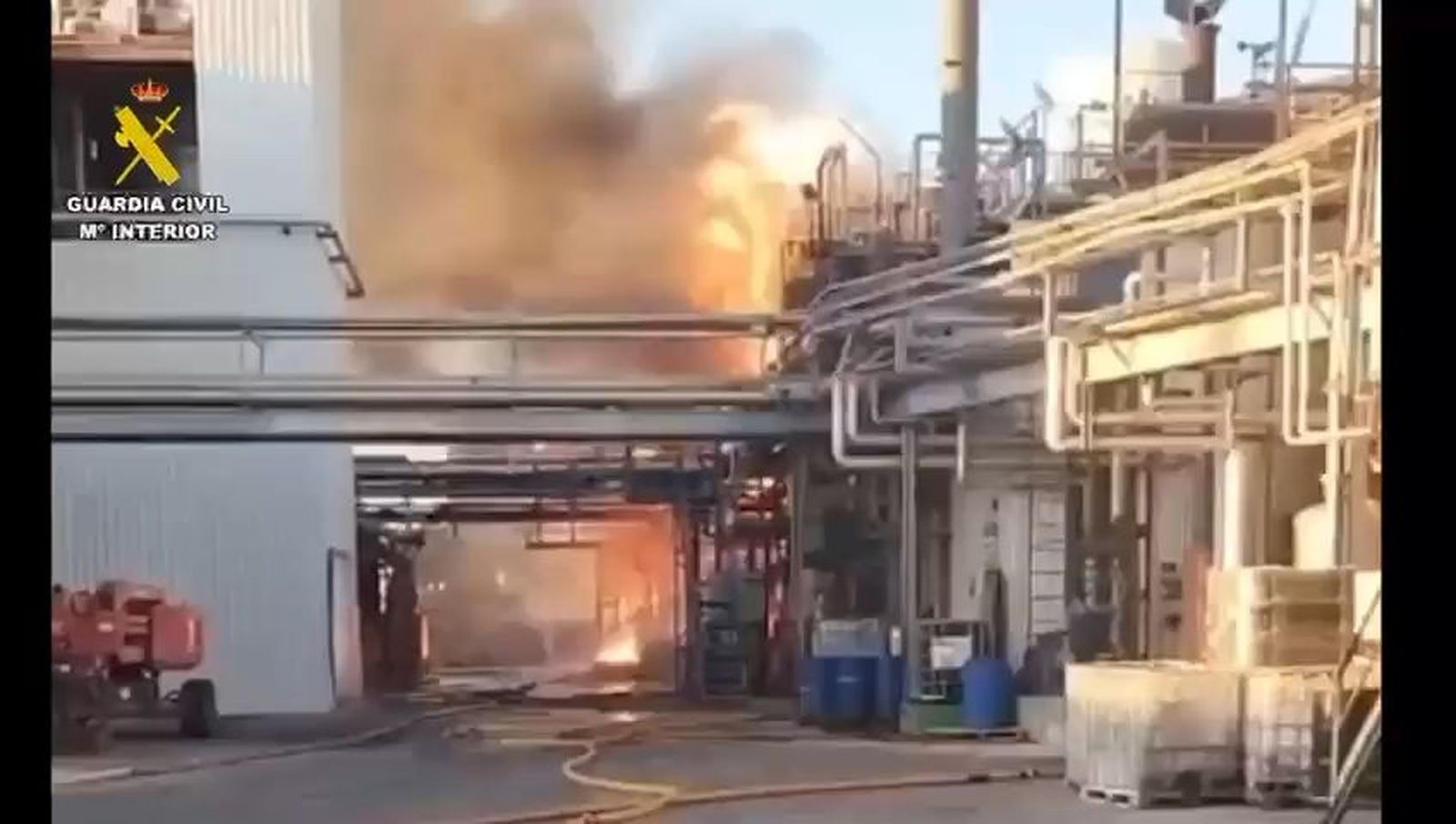 Imágenes del espectacular incendio en una empresa química de Zuera (Zaragoza)