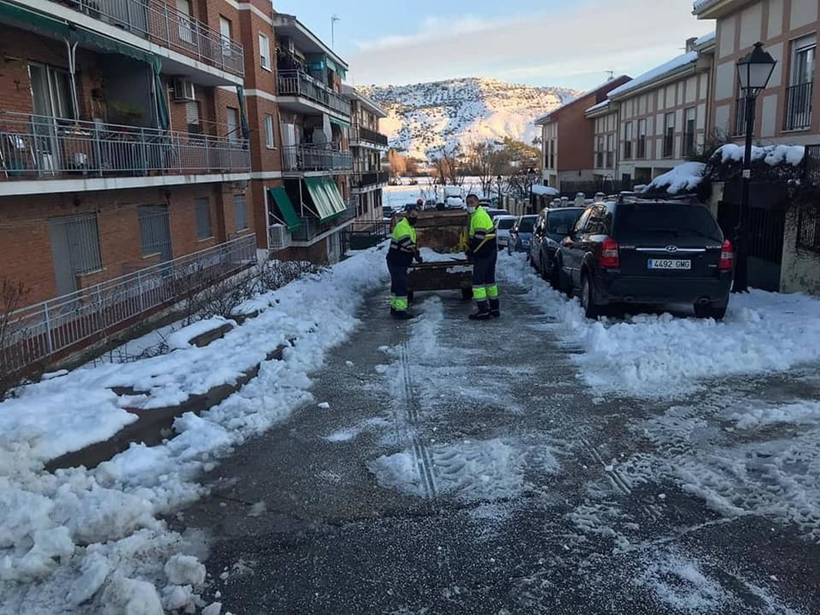 Operarios municipales de Tielmes limpian de nieve las calles del municipio
