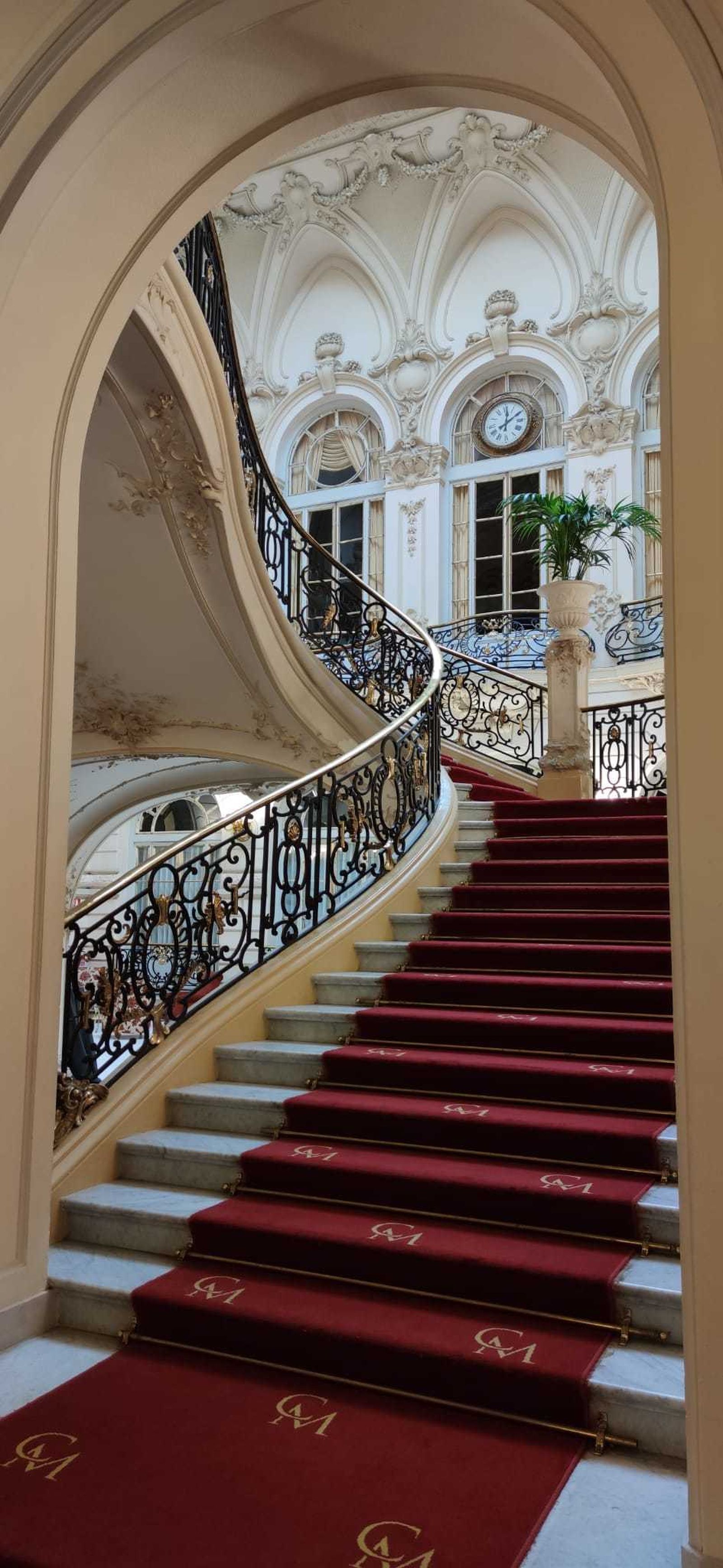 Reloj en la fachada interior del Casino de Madrid