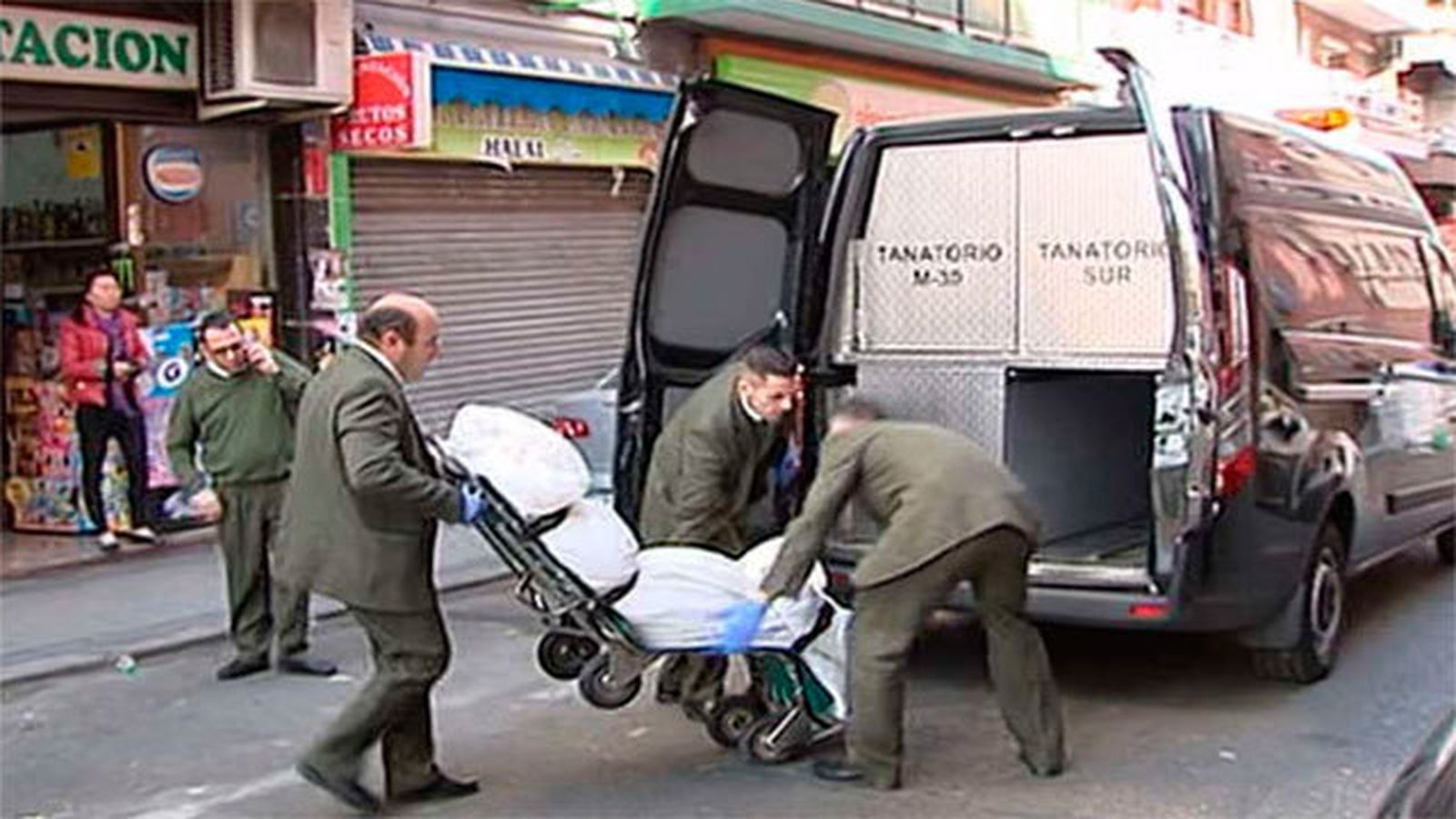 Los servicios funerarios retiran el cadáver
