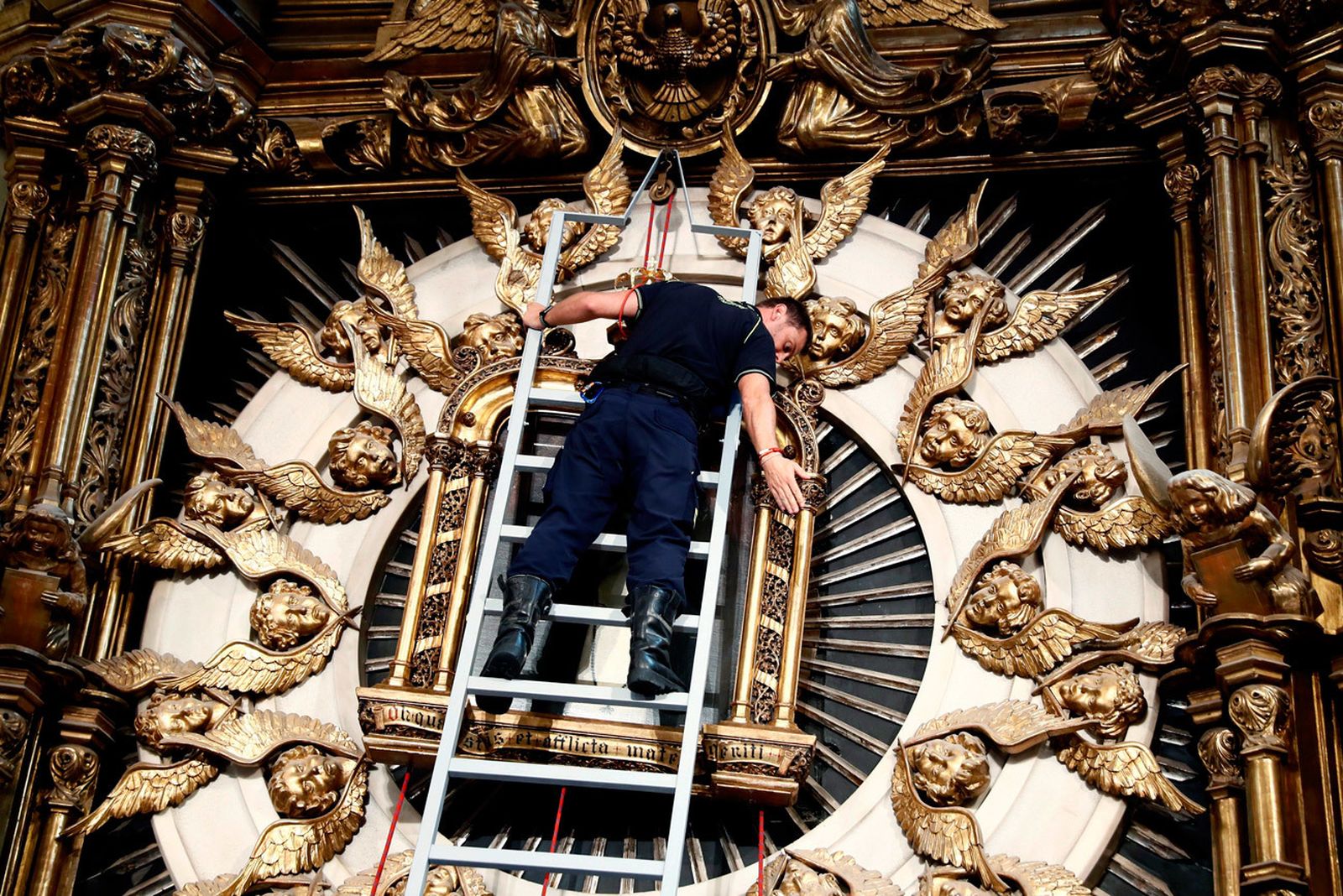 El bombero Felipe García, encargado del descenso del cuadro de la Paloma en las Fiestas de 2019