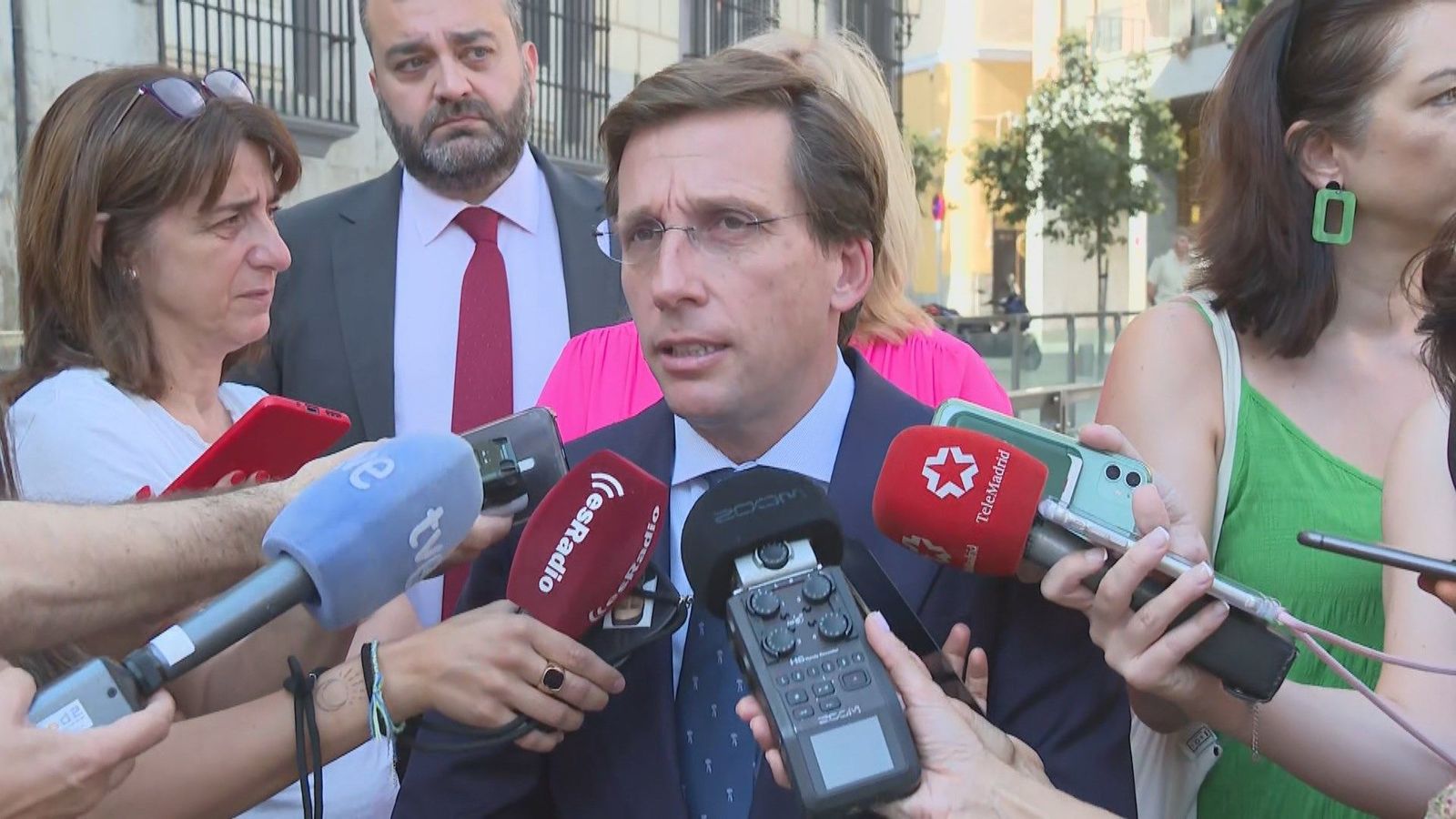 Almeida descubre una placa en recuerdo de tres víctimas del terrorismo en la plaza de Ramales
