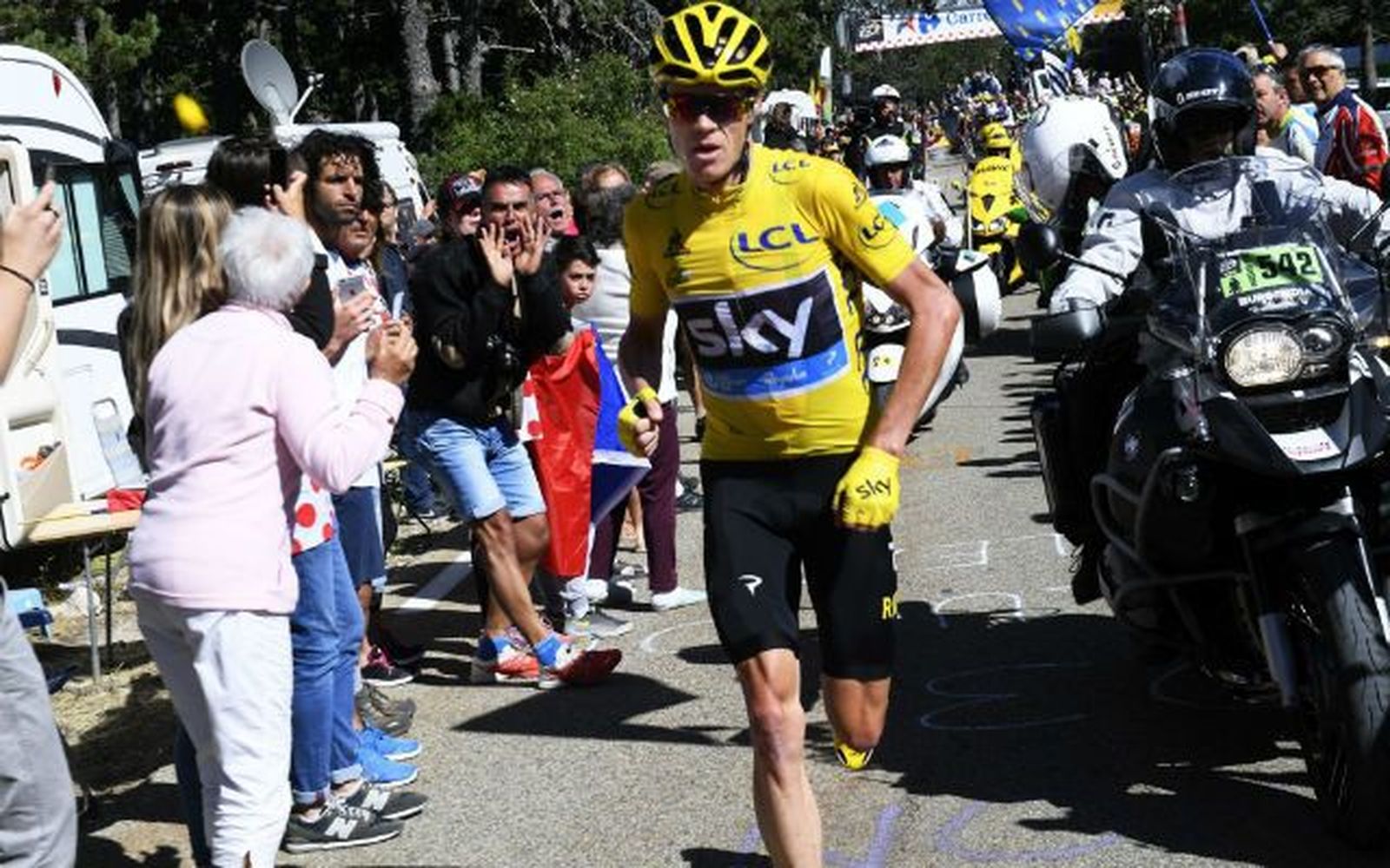 Froome corrió a pie, perdió el amarillo y el Tour se lo devolvió