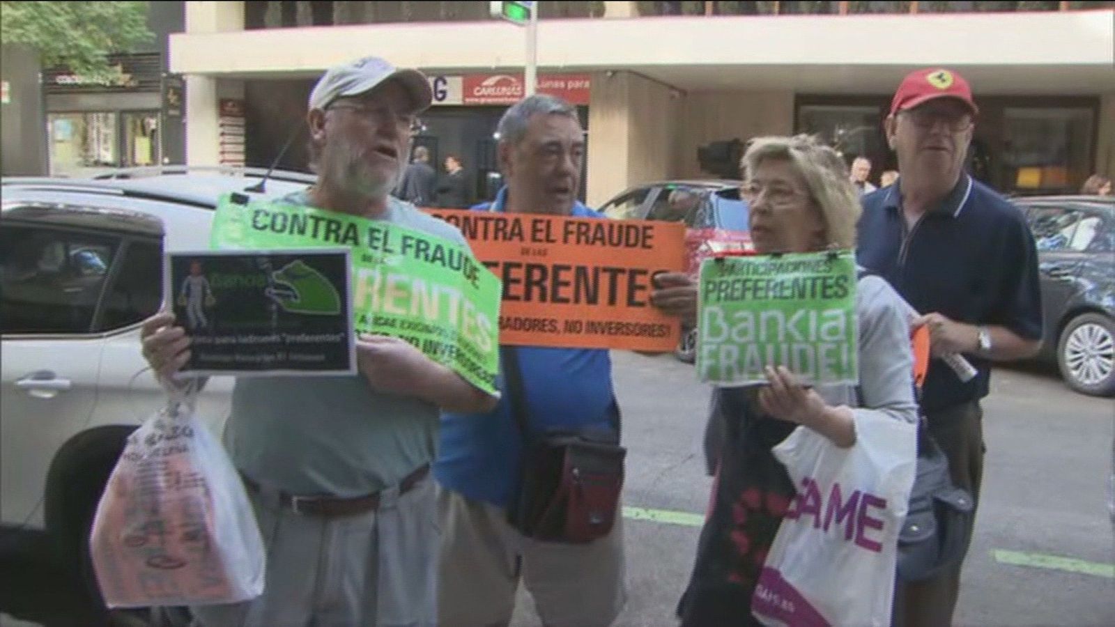 Un grupo de preferentistas protesta a las puertas del domicilio de Rato