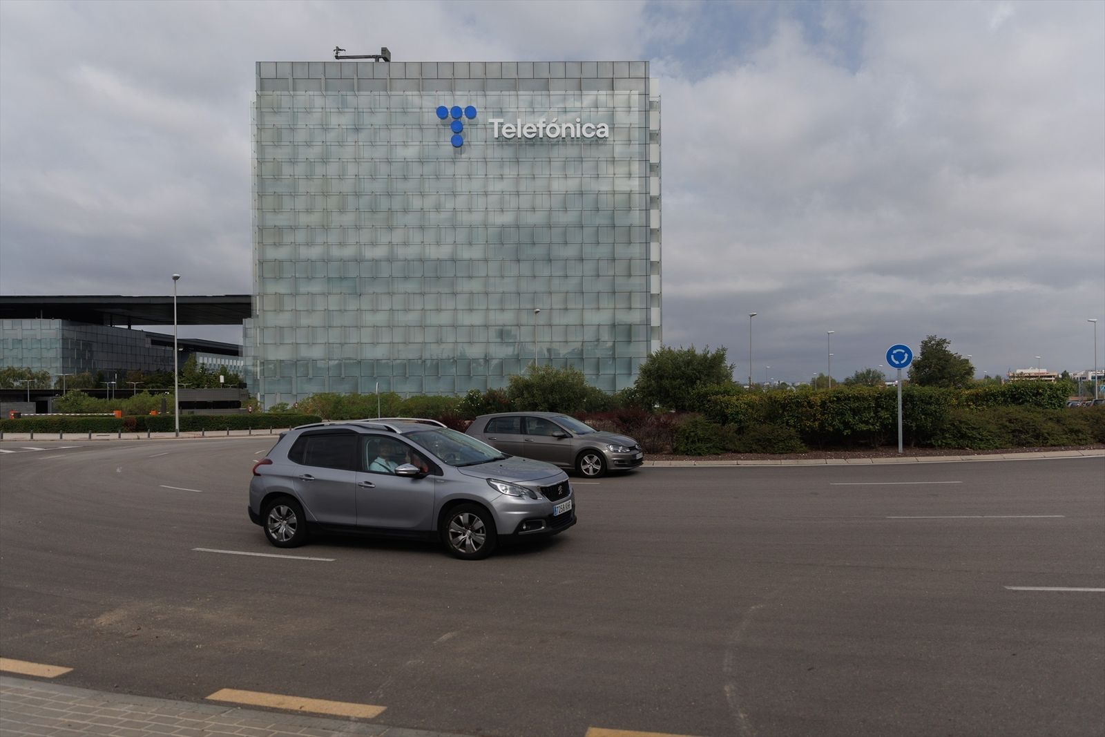 Telefónica y sindicatos rubrican un ERE para 3.421 empleados y un nuevo convenio