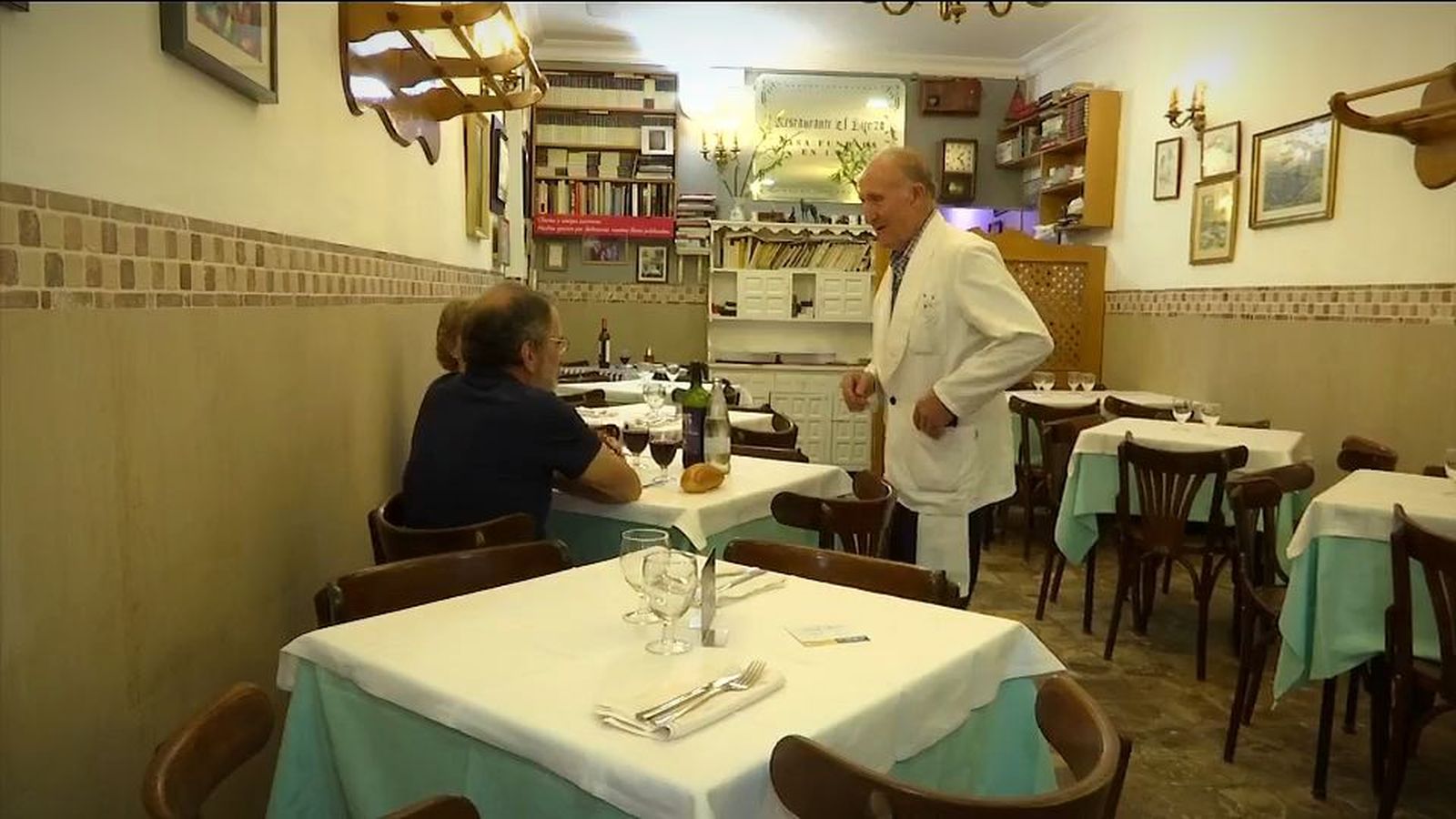 El hostelero más longevo de Madrid sigue cocinando a sus 82 años