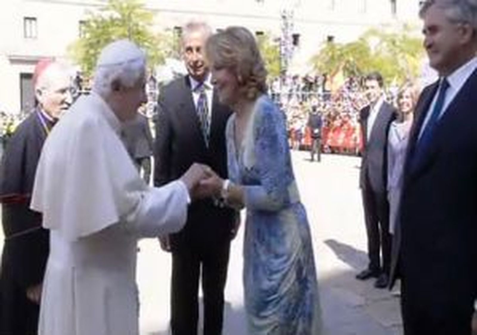 Aguirre recibe en El Escorial a Benedicto XVI en nombre de todos los madrileños