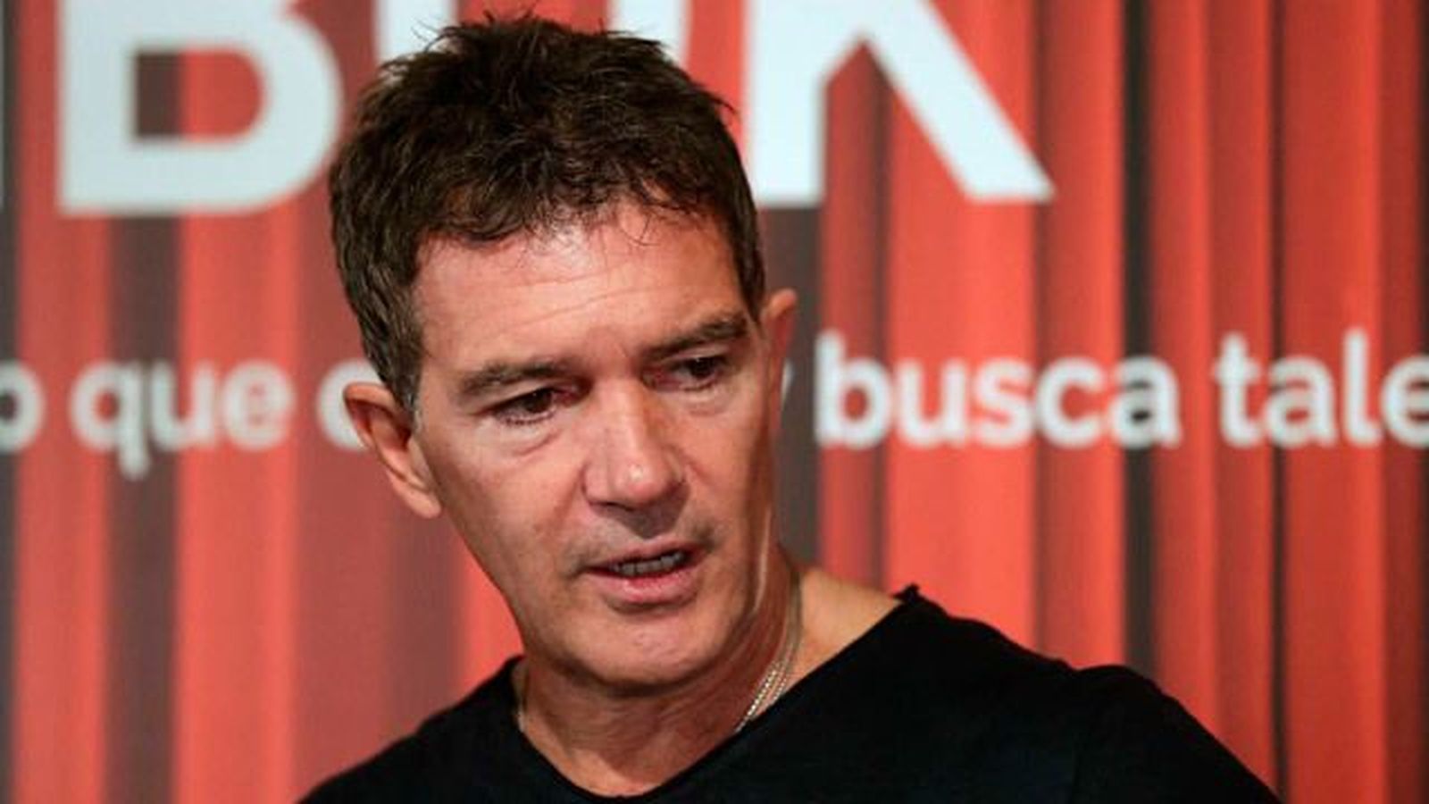 Banderas presenta la red social Vibuk que ofrece y busca talento artístico