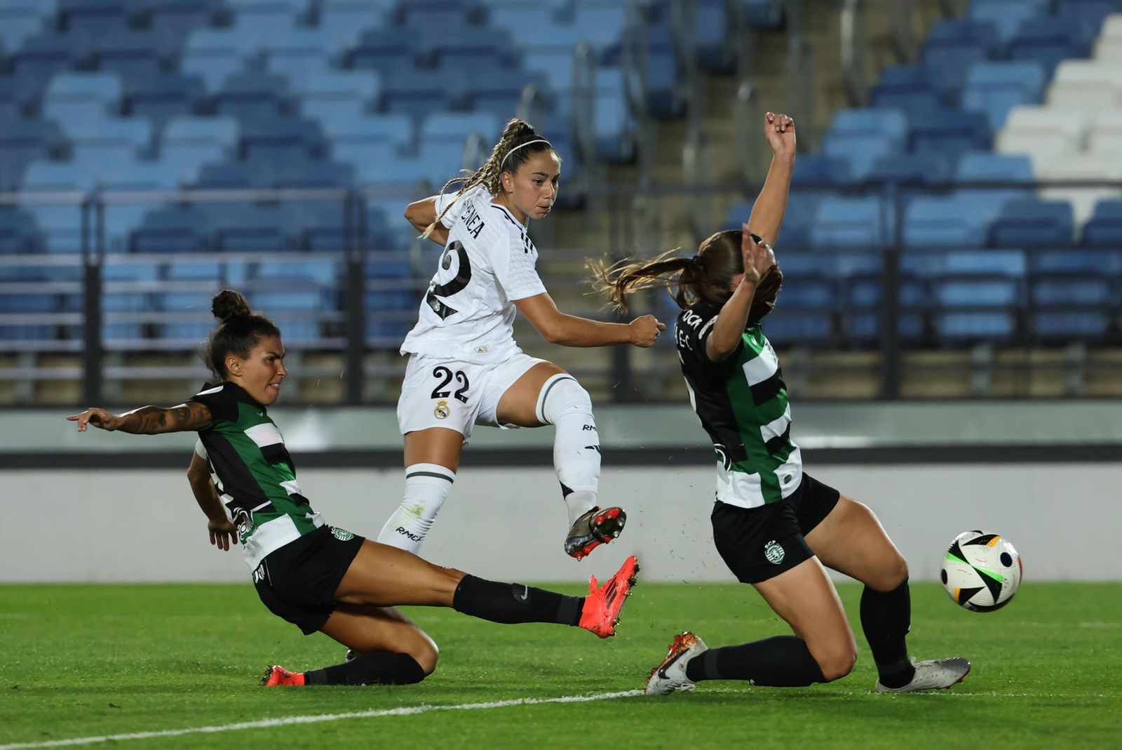 Athenea del Castillo ante el Sporting de Lisboa