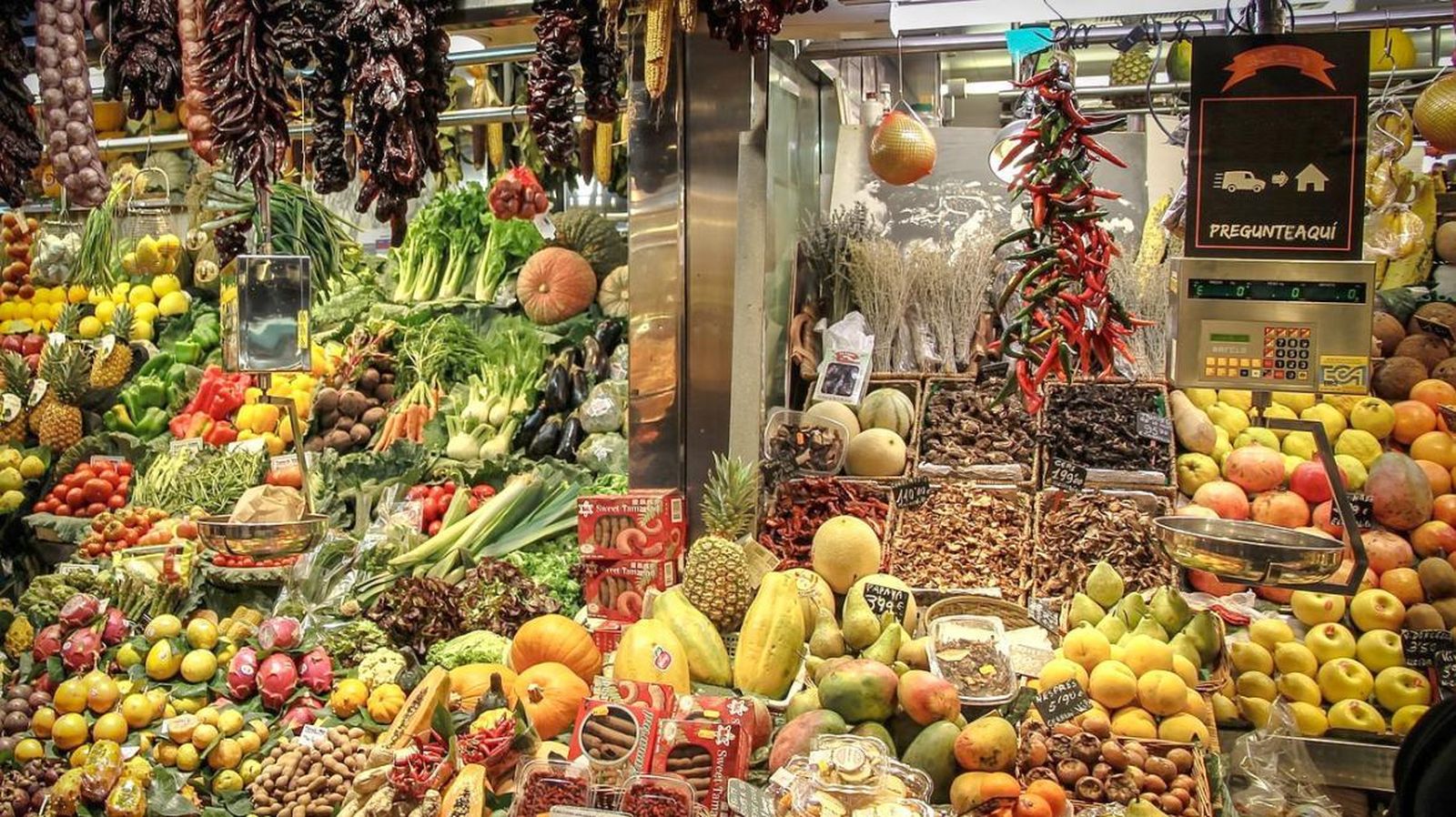 Puesto de frutas y verduras de un mercado