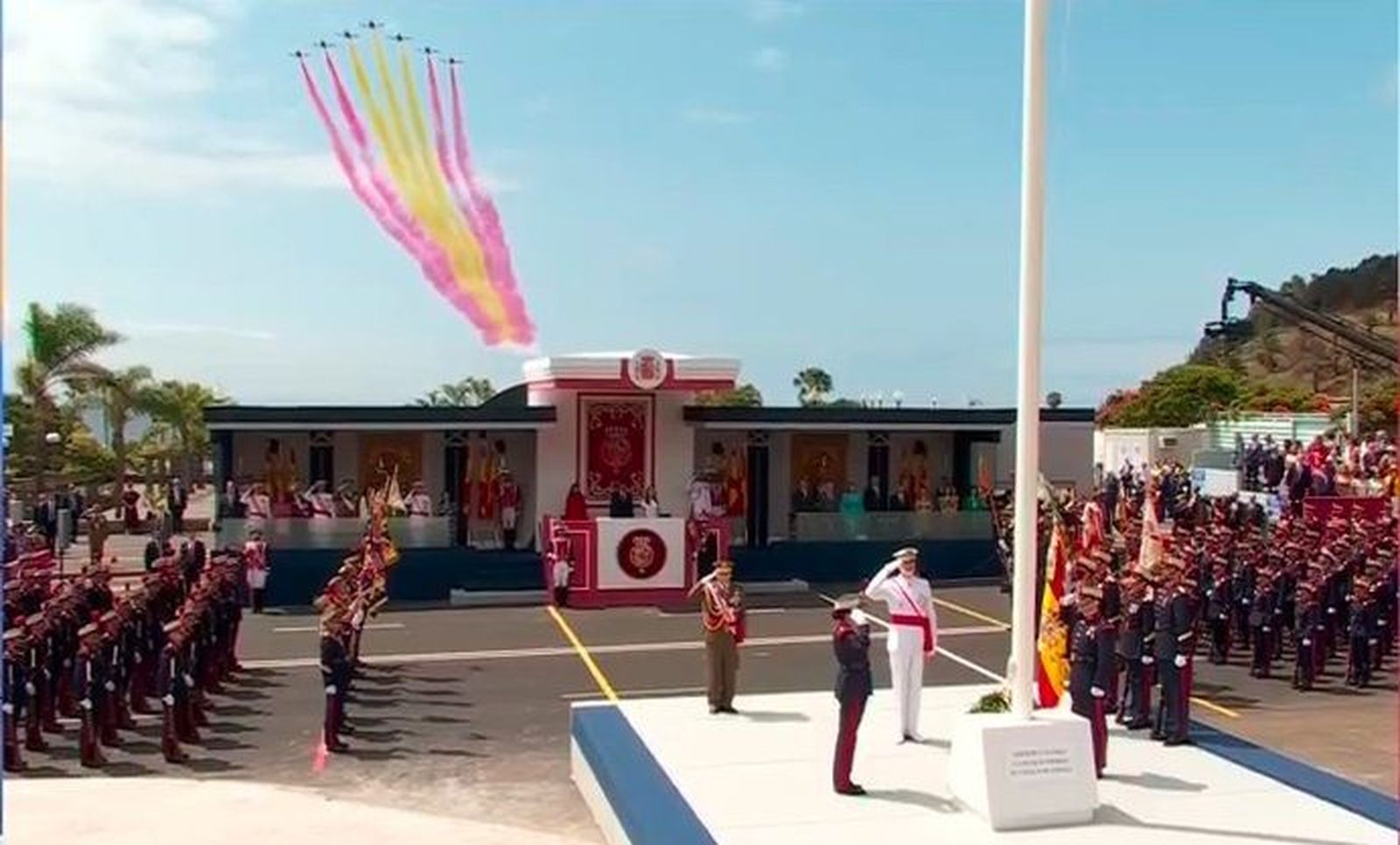 Los Reyes se dan un baño de masas con las Fuerzas Armadas en Tenerife