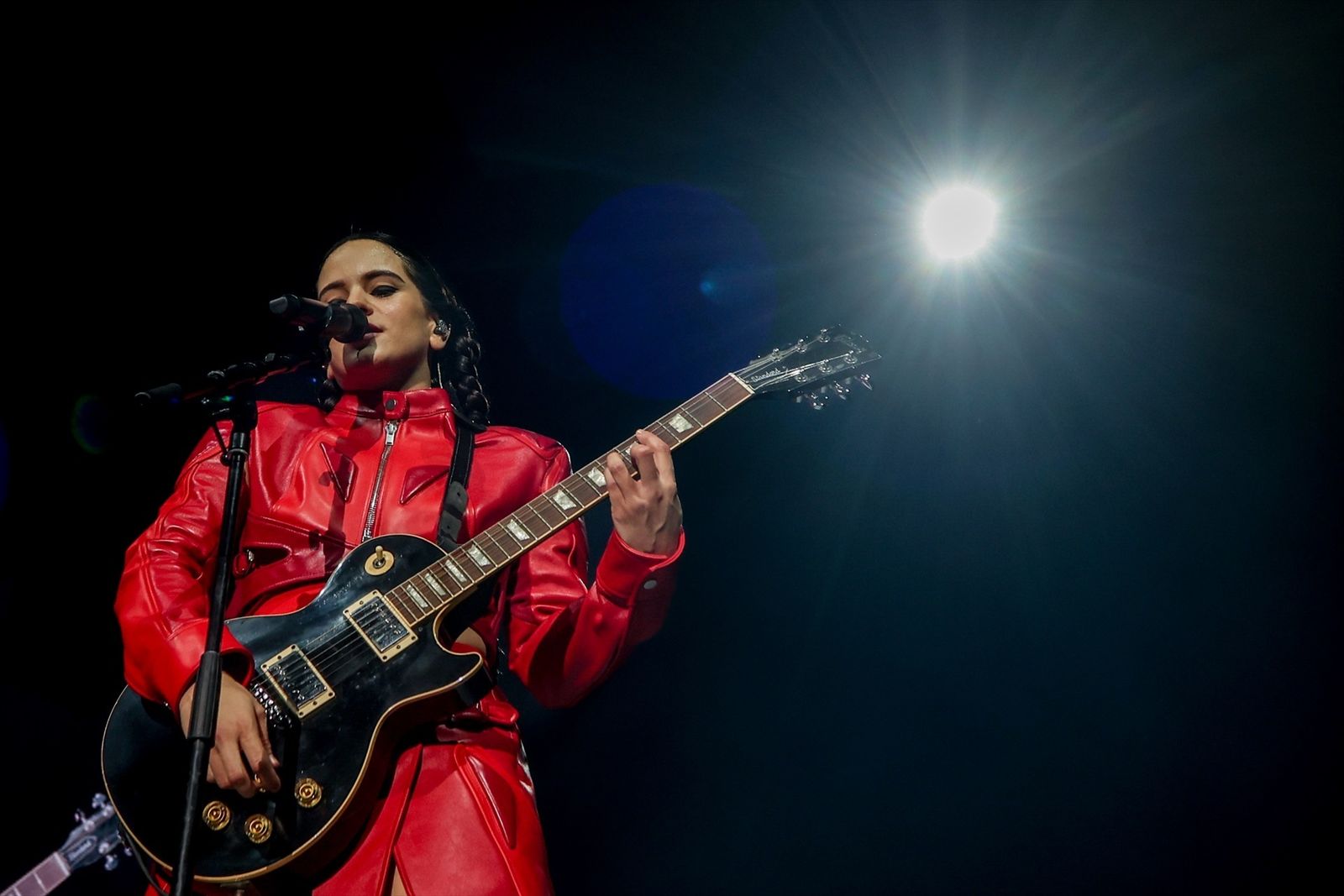 Rosalía durante un concierto