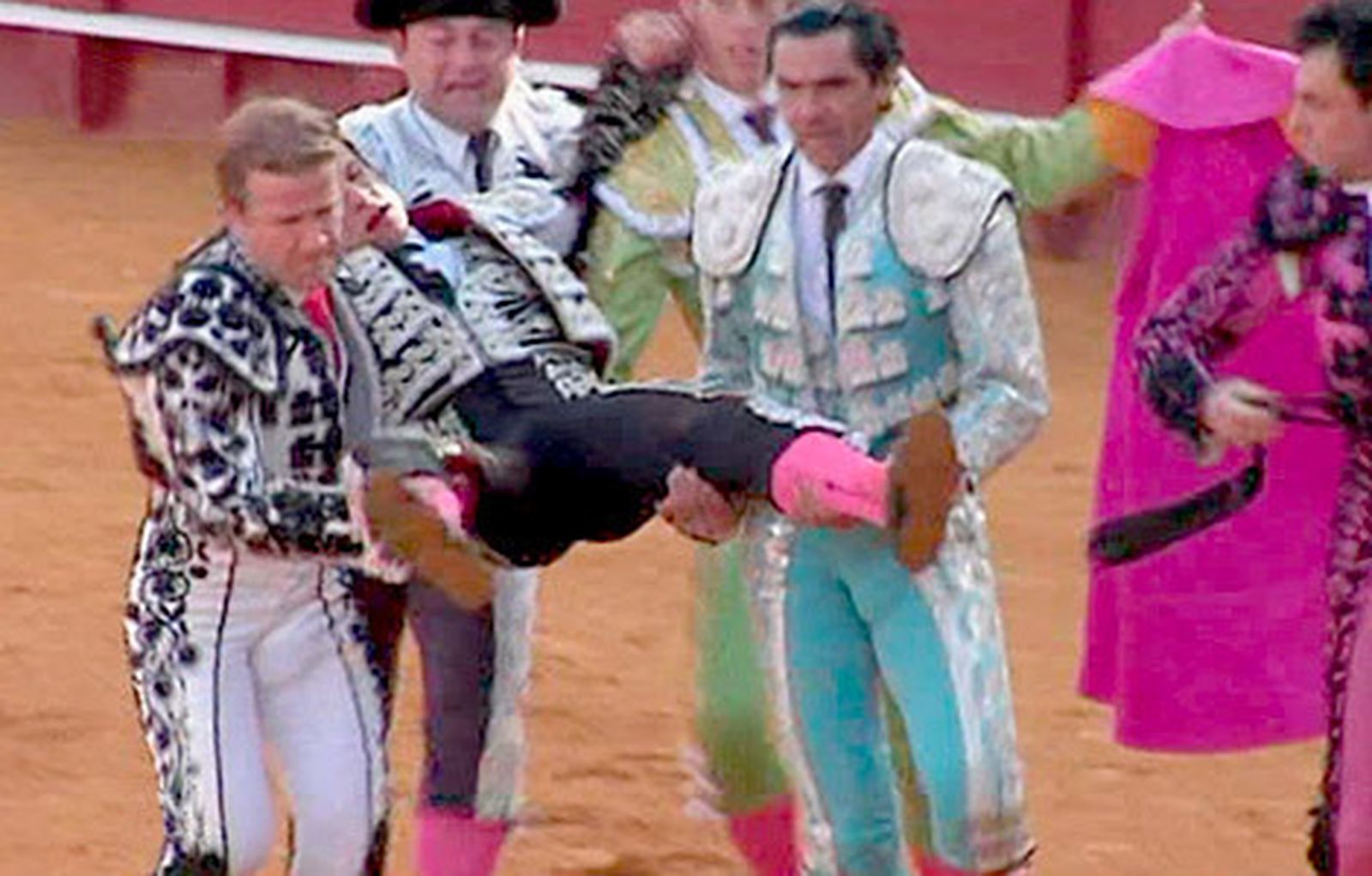 El Juli corneado en Sevilla