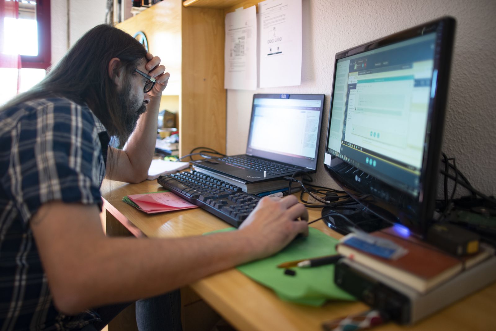 Raul Sainz-Ezkerra teletrabajando desde su casa con un portátil, en Madrid