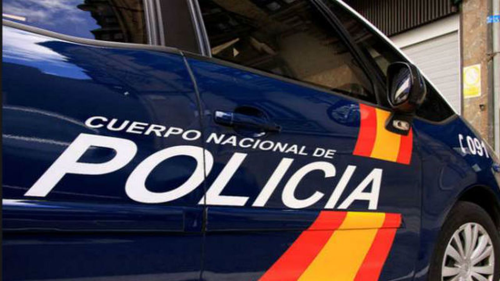 La policía busca al conductor y a la dueña del coche abandonado en la Gran Vía