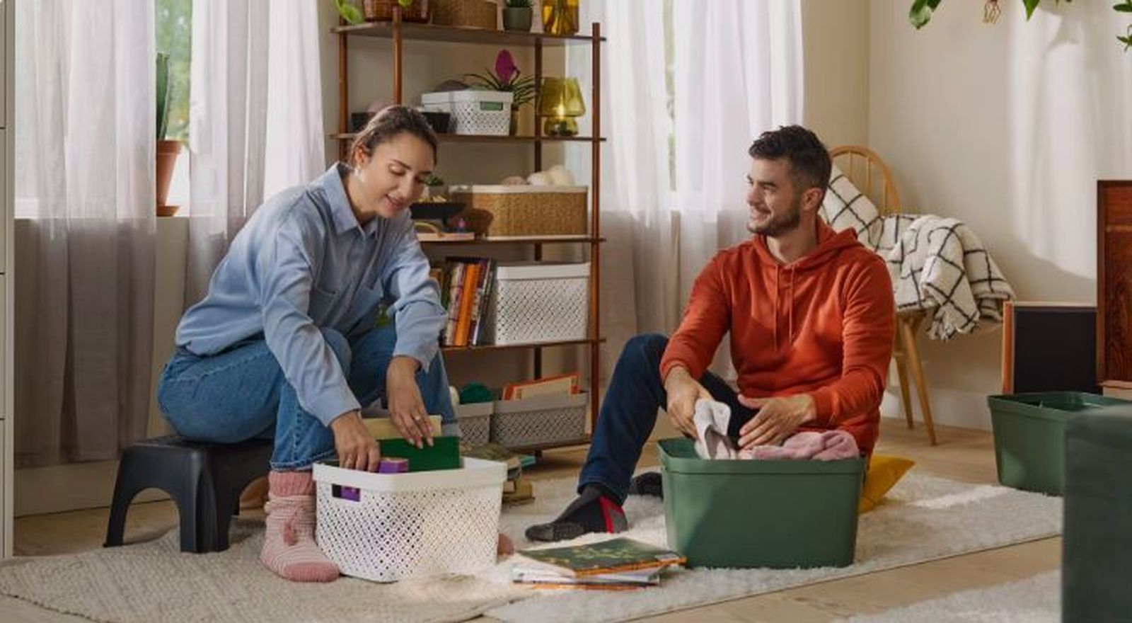 Mantener todas las superficies despejadas, el suelo libre de zapatos y las zonas comunes hará más fácil realizar las tareas del día a día