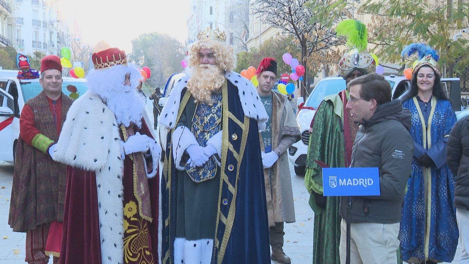 Los Reyes Magos cambian a los camellos por taxis y reparten ilusión a los niños del Gregorio Marañón