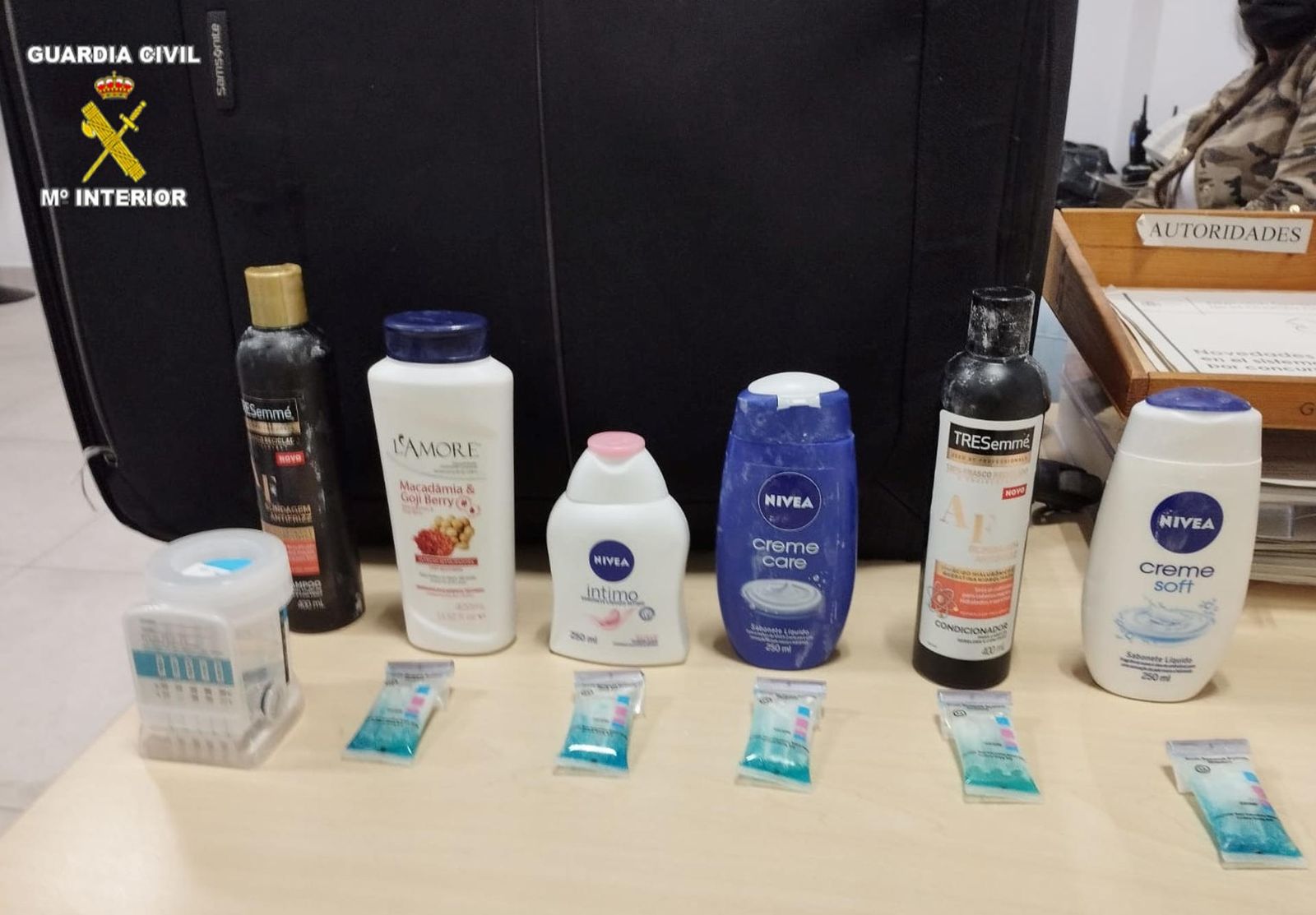 Dos detenidas en aeropuerto por ocultar cocaína diluida en botes de cosmética