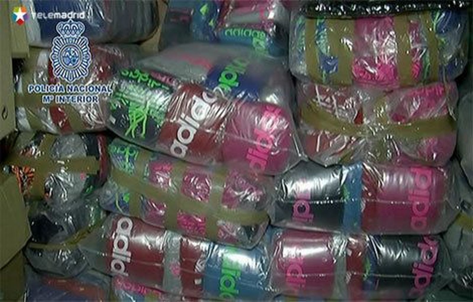 99 detenidos en una operación contra una red que vendía ropa falsa hecha en Portugal