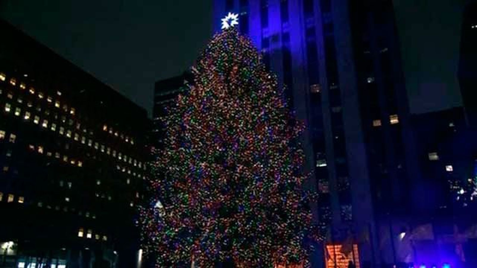 Los actores Alec Baldwin y Kate McKinnon iluminan el tradicional árbol de Navidad de Nueva York