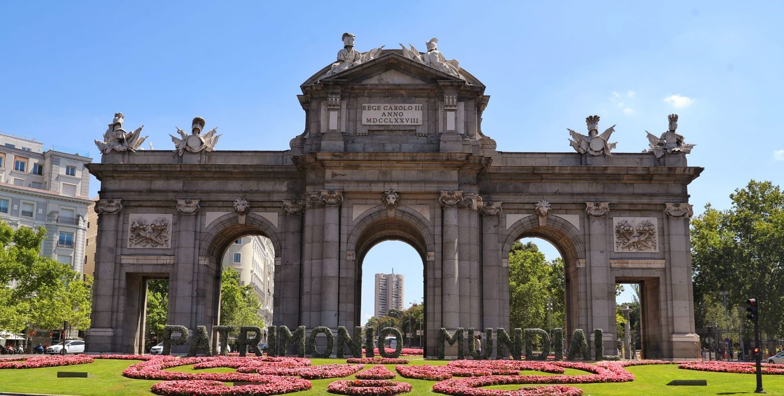 La Puerta de Alcalá con el mensaje 'Patrimonio Mundial'