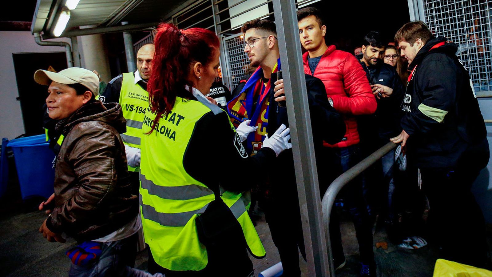 Personal de seguridad del FC Barcelona cachean a los aficionados antes del entrar al Camp Nou