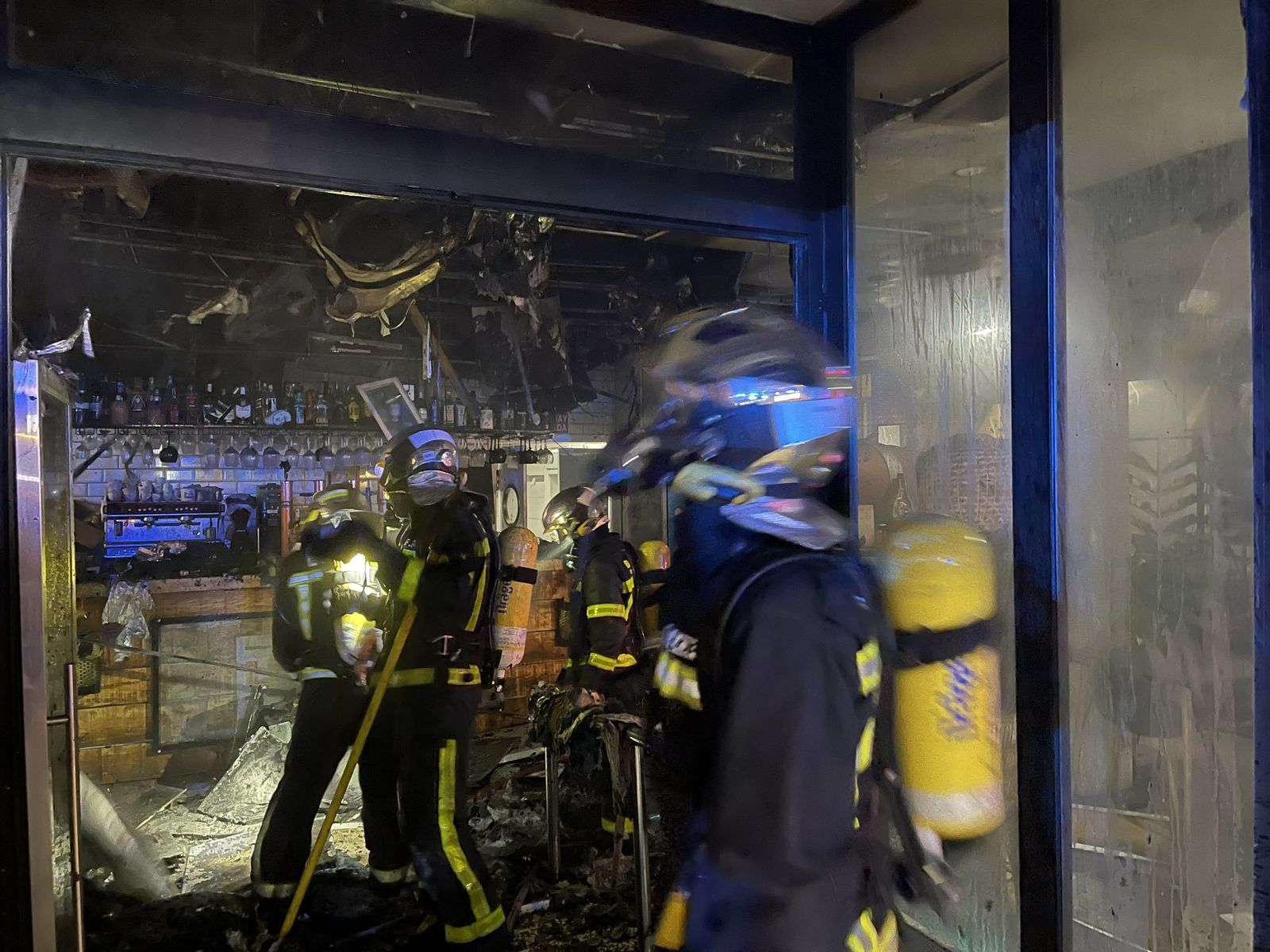 Los bomberos en el incendio de un restaurante de Las Rozas